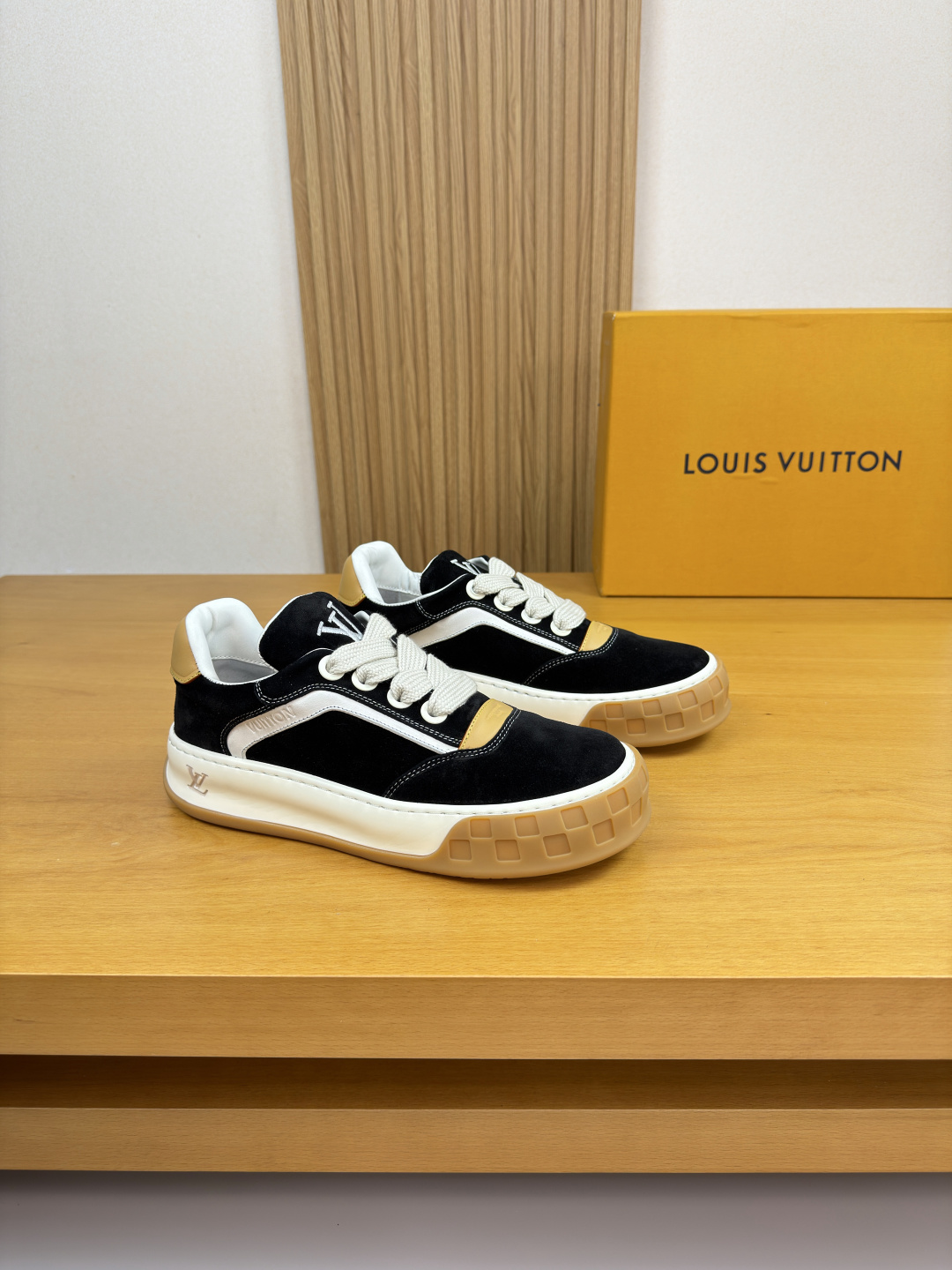 NO:780544,[Louis Vuitton] Louis Vuitton - high-end quality original casual sports shoes - upper Nappa calfskin, high mercerized suede calfskin, toe, shoe body, heel, air-pressure brand logo, tongue, embroidered brand totem - inner brand canvas - ultra-light original TPU foam rubber outsole; two-color molded outsole - ultra-high quality control, fine workmanship highlighted (high-end, luxury, grade) -Size  39-44 (38,45, can be customized)·L0118,,louis vuitton,louis vuitton,sneakers,cowhide19860909【Louis Vuitton】路易威登 -高端品质 原单·休闲运动鞋 -鞋面纳帕小牛皮、高丝光反绒小牛皮、鞋头.鞋身.后跟.空压品牌logo、鞋舌.刺绣品牌图腾 -内里品牌帆布 -大底超轻原版TPU发泡.橡胶；双色成型大底 -超高品控·做工精细凸显(高端·贵气·档次) -Size 39-44（38,45,可订做)·L0118,,louis vuitton,louis vuitton,sneakers,cowhide,Men's shoes