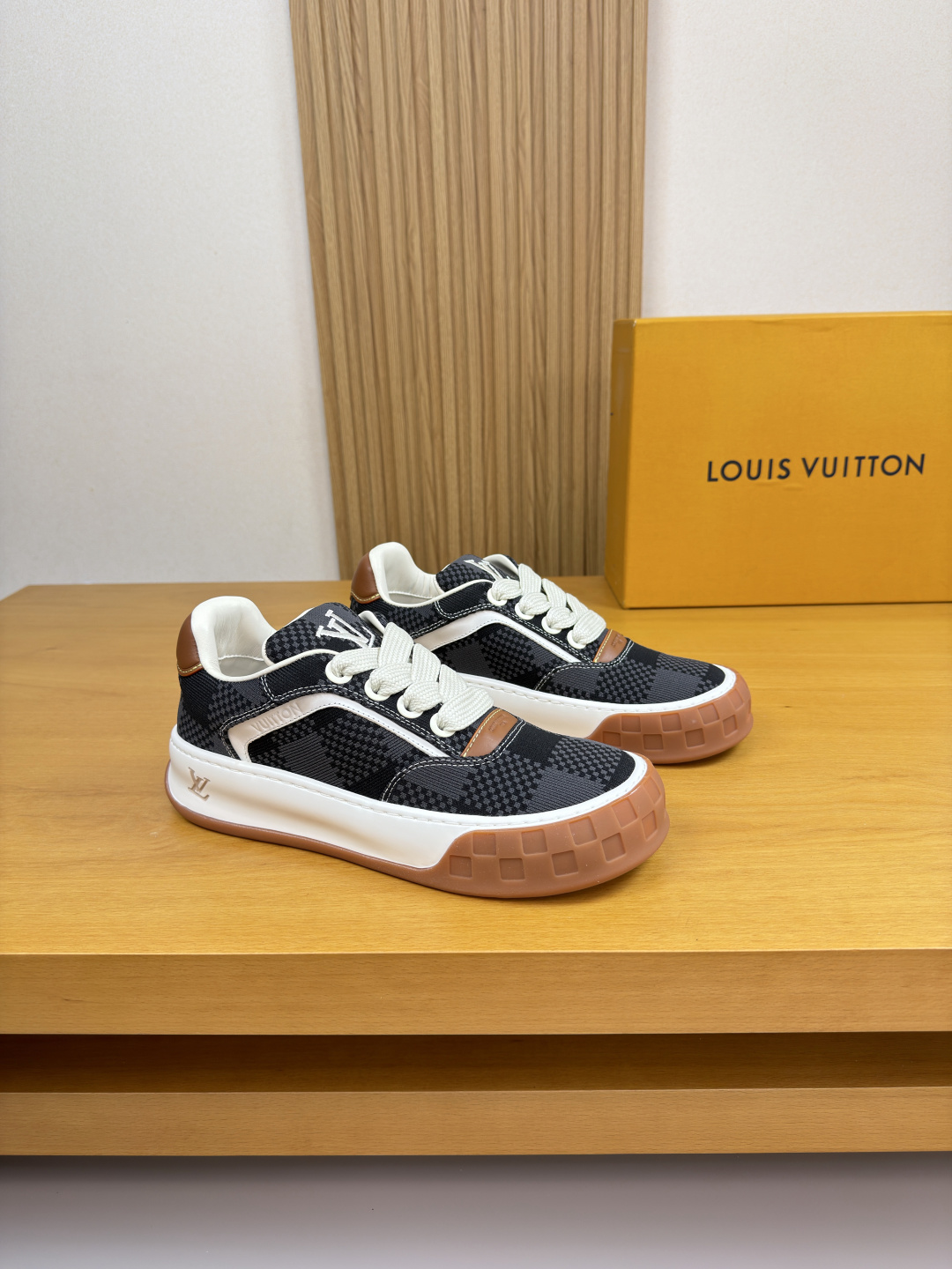 NO:780824,[Louis Vuitton] Louis Vuitton - high-end quality original casual sports shoes - upper Nappa calfskin, brand totem fly woven (knitted) cloth, toe, shoe body, heel, air pressure brand logo, tongue, embroidered brand totem - water-dyed cowhide inside, foot pad; brand canvas - ultra-light original TPU foam rubber outsole; two-color molded outsole - ultra-high quality control, fine workmanship highlighted (high-end, luxury, grade)  -Size 39-44 (38,45, can be customized)·L0920,,louis vuitton,louis vuitton,sneakers,cowhide19860909【Louis Vuitton】路易威登 -高端品质 原单·休闲运动鞋 -鞋面纳帕小牛皮、品牌图腾飞织（针织）布匹、鞋头.鞋身.后跟.空压品牌logo、鞋舌.刺绣品牌图腾 -内里水染牛皮,垫脚；品牌帆布 -大底超轻原版TPU发泡.橡胶；双色成型大底 -超高品控·做工精细凸显(高端·贵气·档次) -Size 39-44（38,45,可订做)·L0920,,louis vuitton,louis vuitton,sneakers,cowhide,Men's shoes