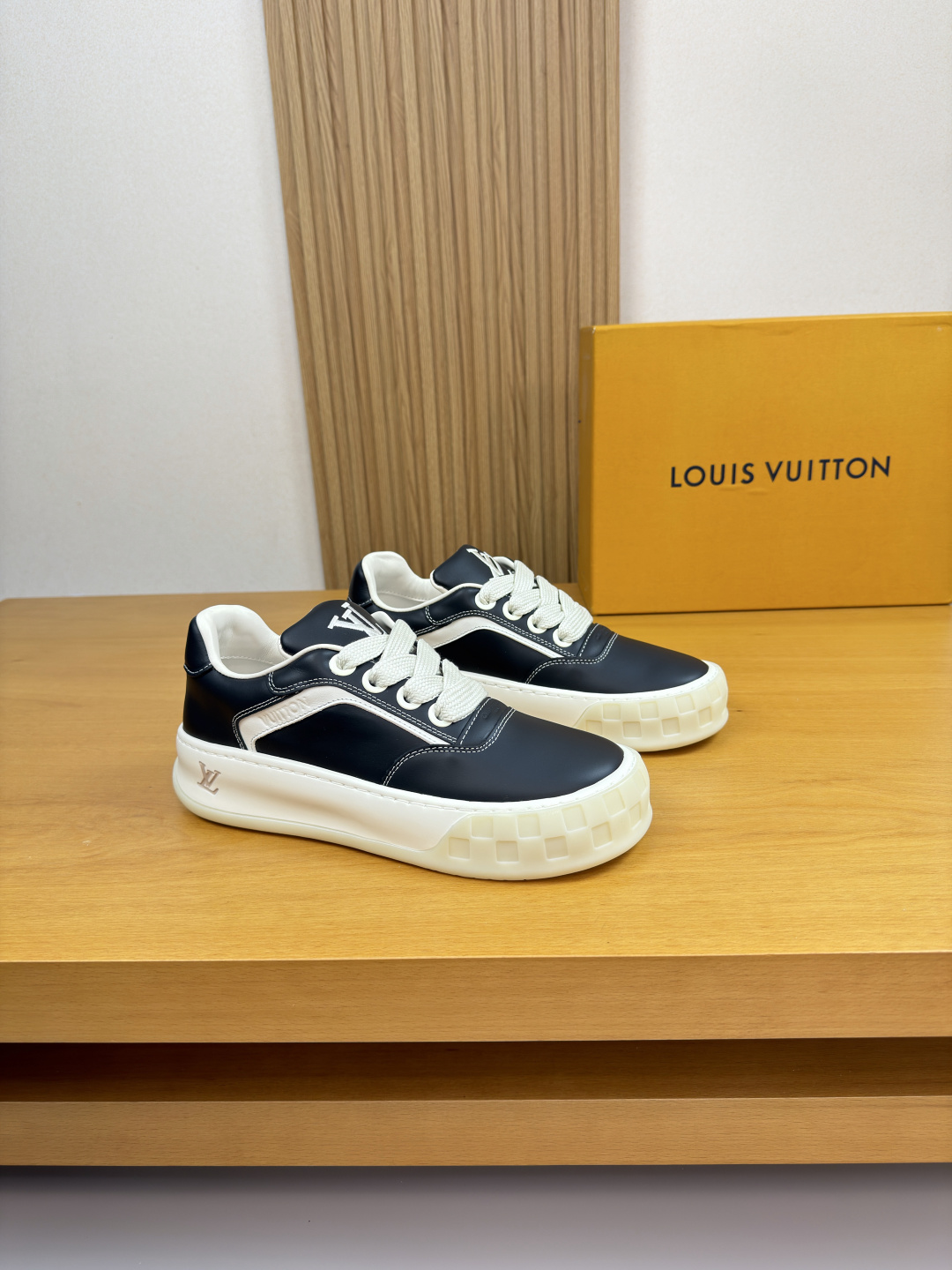NO:780765,[Louis Vuitton] Louis Vuitton - high-end quality original casual sports shoes - upper Nappa calfskin, toe, body, heel, air pressure brand logo, tongue, embroidered brand totem - lining water-dyed cowhide, feet; brand canvas - outsole ultra-light original TPU foam rubber; two-color molded outsole - ultra-high quality control, fine workmanship highlighted (high-end, luxury, grade) -Size  39-44 (38,45, can be customized)·L0920,,louis vuitton,louis vuitton,sneakers,cowhide19860909【Louis Vuitton】路易威登 -高端品质 原单·休闲运动鞋 -鞋面纳帕小牛皮、鞋头.鞋身.后跟.空压品牌logo、鞋舌.刺绣品牌图腾 -内里水染牛皮,垫脚；品牌帆布 -大底超轻原版TPU发泡.橡胶；双色成型大底 -超高品控·做工精细凸显(高端·贵气·档次) -Size 39-44（38,45,可订做)·L0920,,louis vuitton,louis vuitton,sneakers,cowhide,Men's shoes