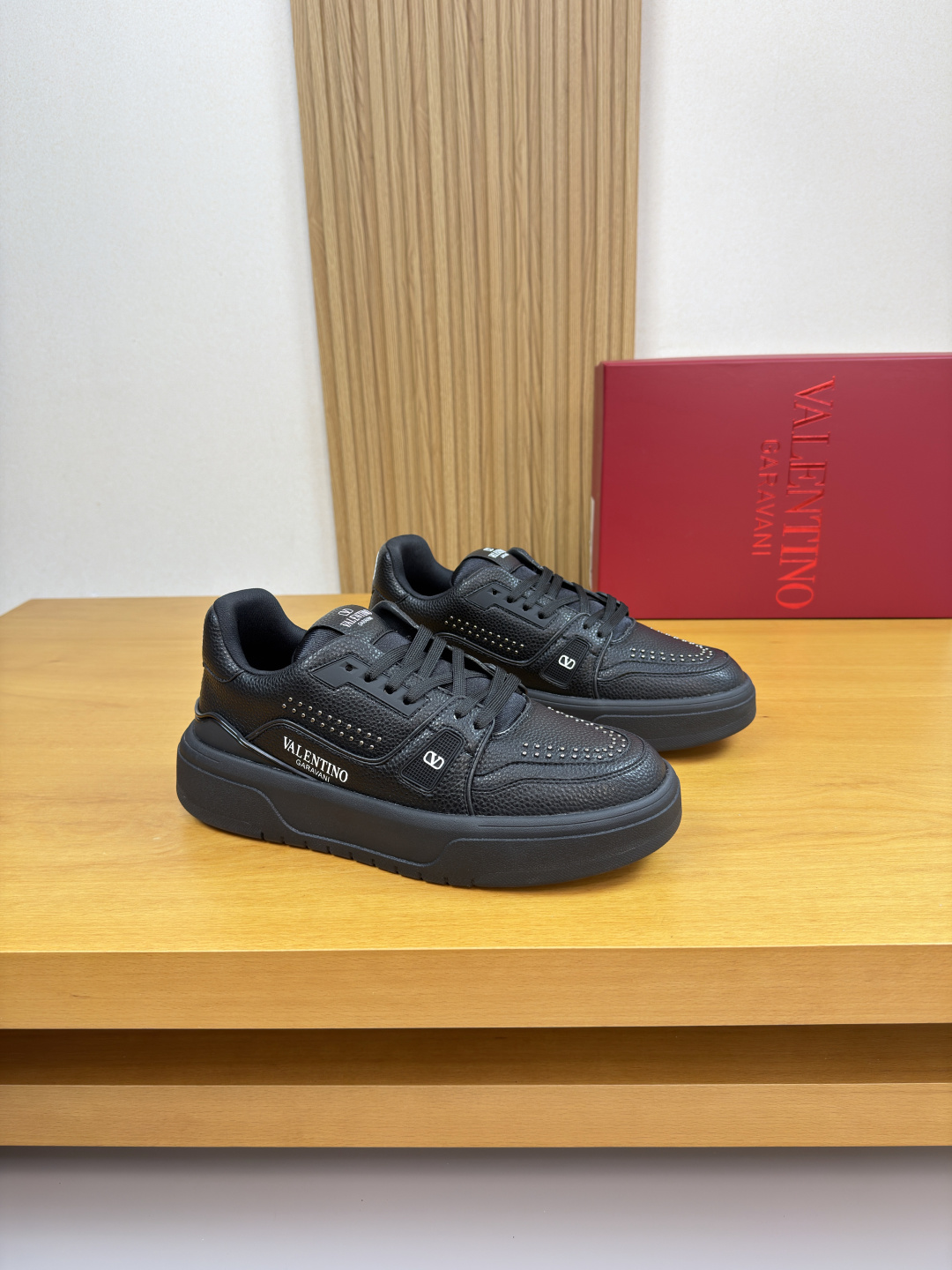 NO:780772,[VALENTION] Valentino - high-end quality original order, casual sports shoes for couples - upper with pebbled calfskin, shoe body, pure hand-made nailing process, shoe collar, tongue, high mercerized striped fabric, shoe body, sewn brand plastic module, tongue, shoe body, heel, silk screen high frequency brand logo totem - canvas lining - outsole ultra-light TPU·foam; molded outsole  -Ultra-high quality control and fine workmanship (high-end, luxury and class) -Size35-44 (40 for women, 45 and 46 for men, can be customized)·0932,,valentino,valentino,sneakers,cowhide19860909【VALENTION】华伦天奴 -高端品质 原单·情侣装休闲运动鞋 -鞋面荔纹小牛皮、鞋身.纯手工镶钉工艺、鞋口.鞋舌.高丝光条纹布匹、鞋身.车缝品牌塑胶模块、鞋舌.鞋身.后跟.丝印高周波品牌Logo图腾 -内里帆布布匹 -大底超轻TPU·发泡；成型大底 -超高品控·做工精细凸显(高端·贵气·档次) -Size35-44（女40,男45,46,可订做)·0932,,valentino,valentino,sneakers,cowhide,Men's shoes
