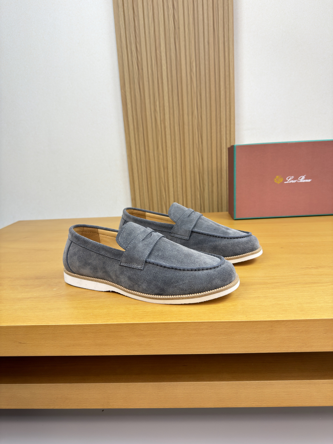 NO:780810,[Brunello Cucinelli] Brunello Cucinelli - High-end quality original casual sports sneakers - Imported washed suede calfskin upper, shoe leather. External stitching, brand cross-arm decoration - Water-dyed cowhide inside - Ultra-light TPU foam outsole; two-color molded outsole - Ultra-high quality control, fine workmanship highlighted (high-end, luxury, grade) -Size  39-44 (38, 45, 46, can be customized)·BC,, brunello cucinelli,cowhide19860909【 Brunello Cucinelli】布鲁内洛·库奇内利 -高端品质 原单·休闲运动板鞋 -鞋面进口水洗反绒小牛皮、鞋丹.外合车缝线、品牌横担装饰 -内里水染牛皮 -大底超轻TPU发泡；双色成型大底 -超高品控·做工精细凸显(高端·贵气·档次) -Size 39-44（38,45,46,可订做)·BC,,brunello cucinelli,cowhide,Men's shoes