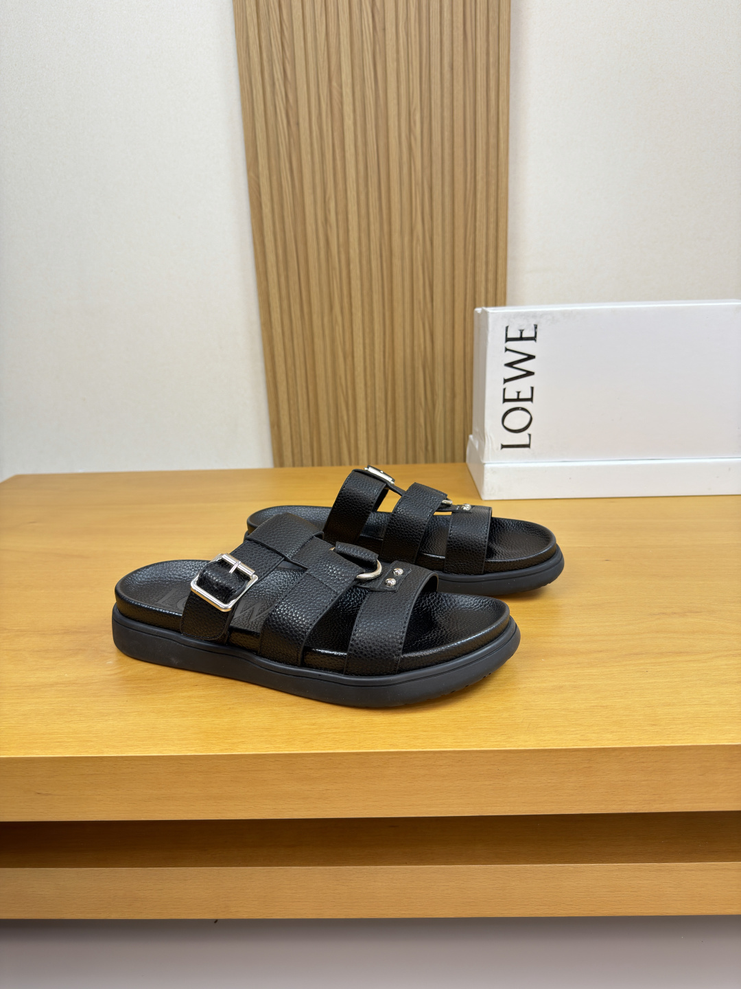 NO:781236,[LOEWE] Loewe - high-end quality original slippers - casual sandals - original pebbled calfskin upper, branded metal fasteners - water-dyed cowhide lining - ultra-light TPU foam platform rubber outsole; combined molded outsole - ultra-high quality control, fine workmanship (high-end, luxury, grade) -Size  39-44 (38,45, can be customized)·LEW0186,,loewe,loewe,slippers,cowhide19860909【LOEWE】罗意威 -高端品质 原单·休闲凉拖鞋 -鞋面原版荔纹小牛皮、品牌金属扣件 -内里水染牛皮 -大底超轻TPU发泡水台·橡胶；组合成型大底 -超高品控·做工精细凸显(高端·贵气·档次) -Size 39-44（38,45,可订做)·LEW0186,,loewe,loewe,slippers,cowhide,Men's shoes