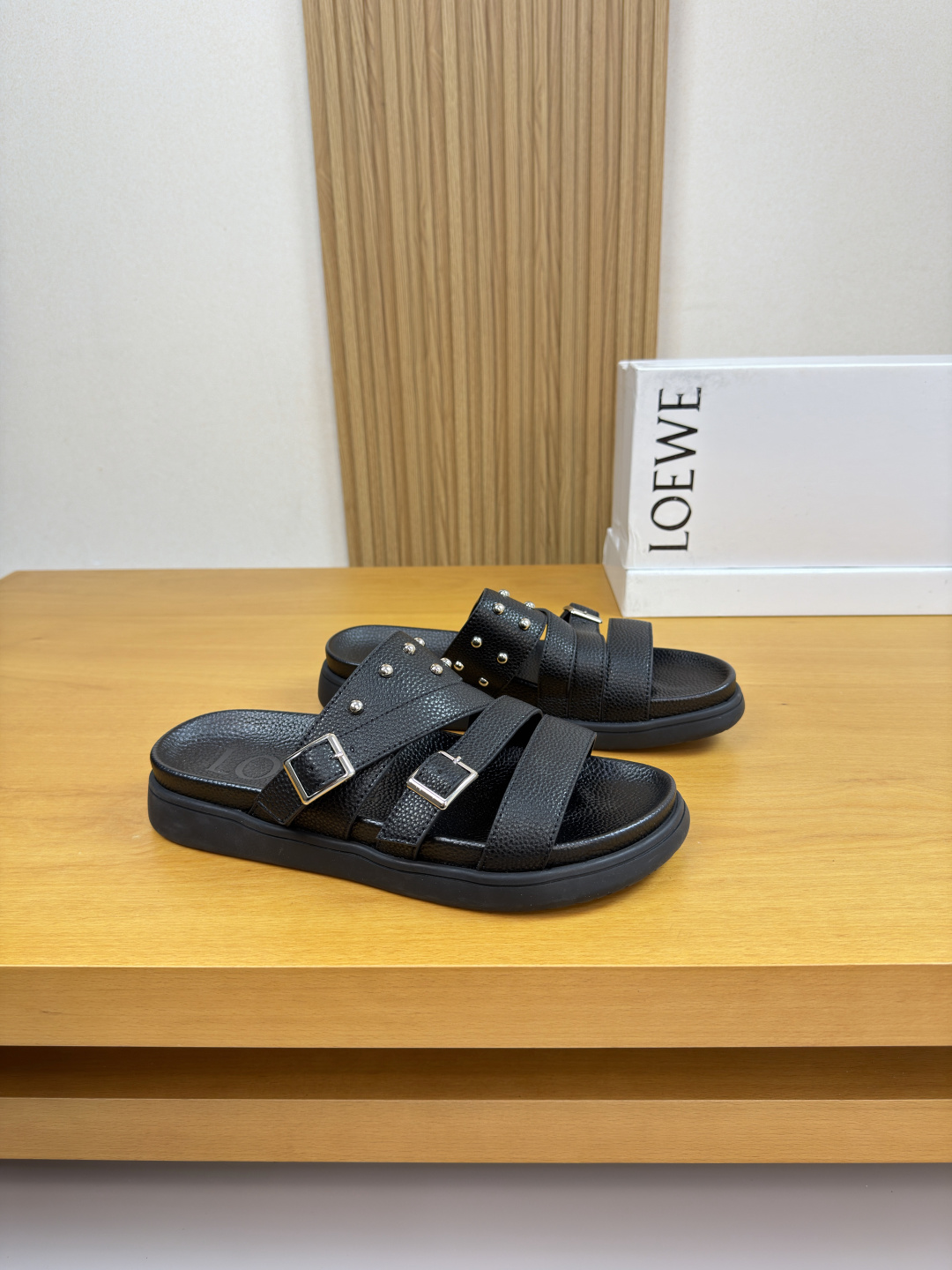 NO:781244,[LOEWE] Loewe - high-end quality original slippers - casual sandals - original pebbled calfskin upper, branded metal fasteners, rivet decoration - water-dyed cowhide lining - ultra-light TPU foam platform and rubber outsole; combined molded outsole - ultra-high quality control, fine workmanship (high-end, luxury, grade) -Size  39-44 (38,45, can be customized)·LEW0186,,loewe,loewe,slippers,cowhide19860909【LOEWE】罗意威 -高端品质 原单·休闲凉拖鞋 -鞋面原版荔纹小牛皮、品牌金属扣件、铆钉装饰 -内里水染牛皮 -大底超轻TPU发泡水台·橡胶；组合成型大底 -超高品控·做工精细凸显(高端·贵气·档次) -Size 39-44（38,45,可订做)·LEW0186,,loewe,loewe,slippers,cowhide,Men's shoes