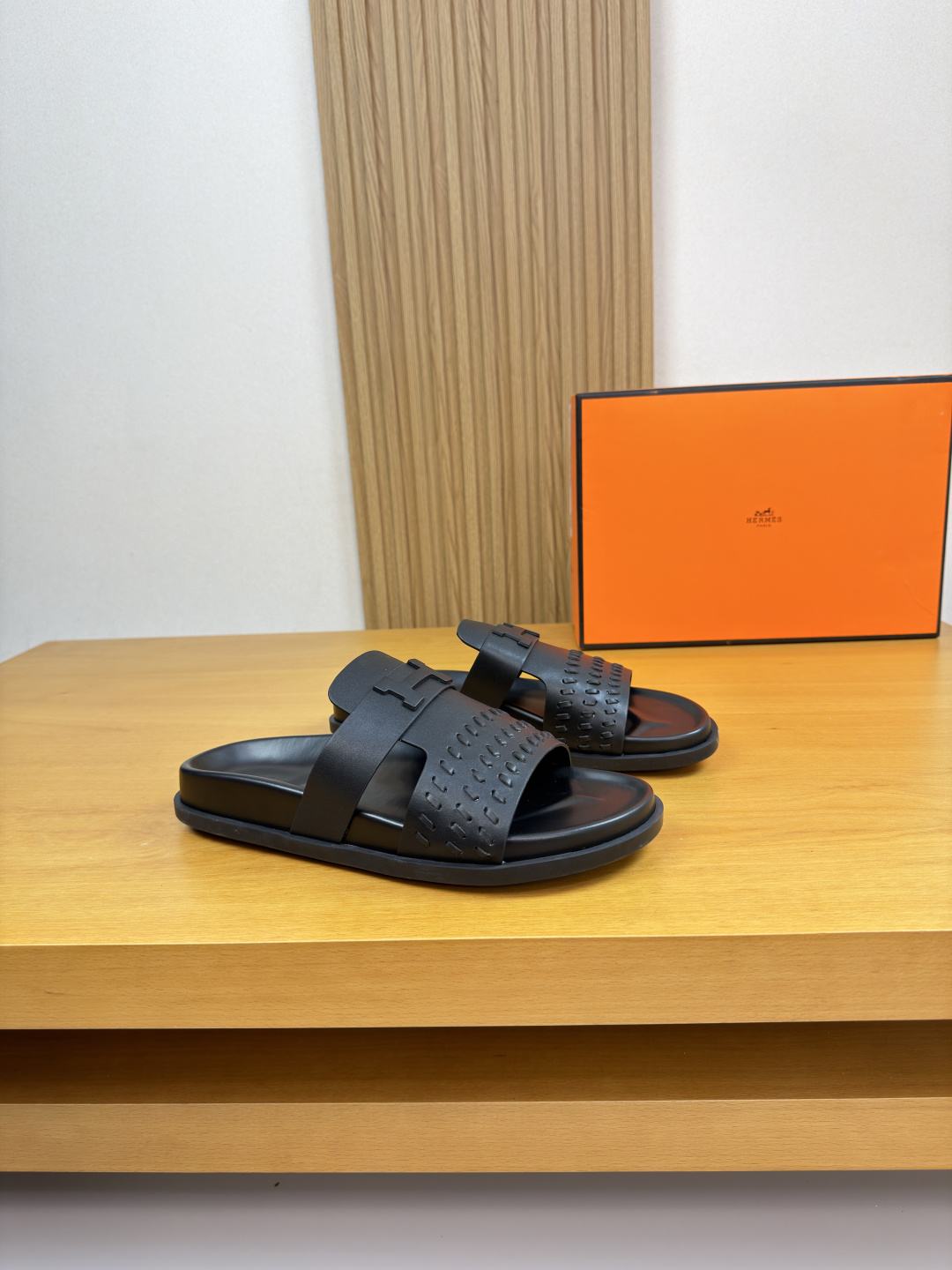 NO:781252,[HERMES] Hermès - High-end quality, original, casual sandals - Original Nappa calfskin upper, brand H metal fasteners, hand-strung leather strips - Water-dyed cowhide inside - Ultra-light TPU outsole with water table; combined molded outsole - Ultra-high quality control, fine workmanship highlighted (high-end, luxury, grade) -Size  39-44 (38, 45, customized)·H0186,,hermes,hermes,slippers,cowhide19860909【 HERMES】爱马仕 -高端品质·原单·休闲凉拖鞋 -鞋面原版纳帕小牛皮、品牌H金属扣件、手工串皮条工艺 -内里水染牛皮 -大底超轻TPU包水台；组合成型大底 -超高品控·做工精细凸显(高端·贵气·档次) -Size 39-44（38,45,订做)·H0186,,hermes,hermes,slippers,cowhide,Men's shoes