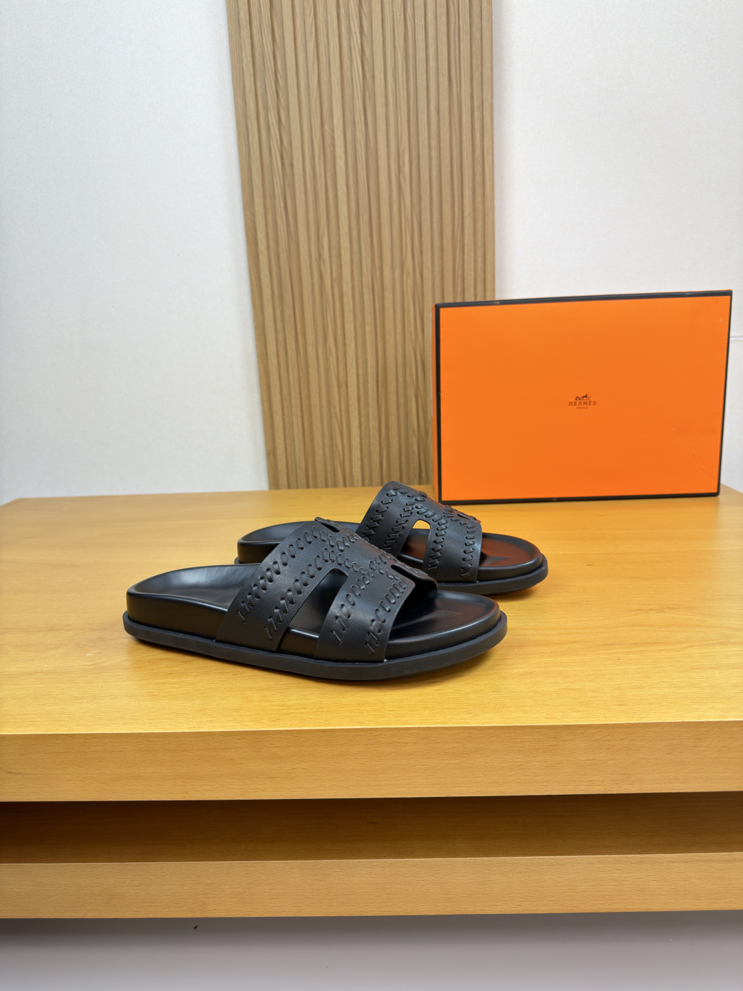 NO:781260,[HERMES] Hermès - high-end quality, original, casual sandals - original nappa calfskin upper, forged H’ totem, hand-strung leather strips - water-dyed cowhide inside - ultra-light TPU outsole with water table; combined molded outsole - ultra-high quality control, fine workmanship (high-end, luxury, grade) -Size  39-44 (38, 45, customized)·H0186,,hermes,hermes,slippers,cowhide19860909【 HERMES】爱马仕 -高端品质·原单·休闲凉拖鞋 -鞋面原版纳帕小牛皮、锻造H’图腾、手工串皮条工艺 -内里水染牛皮 -大底超轻TPU包水台；组合成型大底 -超高品控·做工精细凸显(高端·贵气·档次) -Size 39-44（38,45,订做)·H0186,,hermes,hermes,slippers,cowhide,Men's shoes