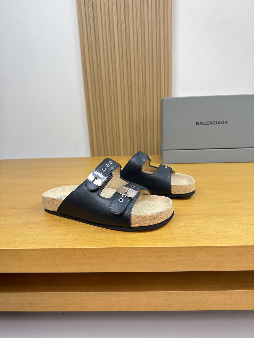 NO:781489,[BALENCIAGA] Balenciaga - high-end quality original single casual sandals - upper imported Nappa pattern environmentally friendly leather - lining environmentally friendly suede - outsole ultra-light TPU rubber foam; combined molded outsole - ultra-high quality control · fine workmanship highlighted (high-end · extravagance · grade) -Size 39-44 (38,45, custom-made) · BLCG0186,, balenciaga, balenciaga, slippers19860909【 BALENCIAGA】巴黎世家 -高端品质 原单·休闲凉拖鞋 -鞋面进口纳帕纹环保皮 -内里环保反绒皮 -大底超轻TPU橡胶发泡；组合成型大底 -超高品控·做工精细凸显(高端·贵气·档次) -Size 39-44（38,45,订做)·BLCG0186,,balenciaga,balenciaga,slippers,Men's shoes