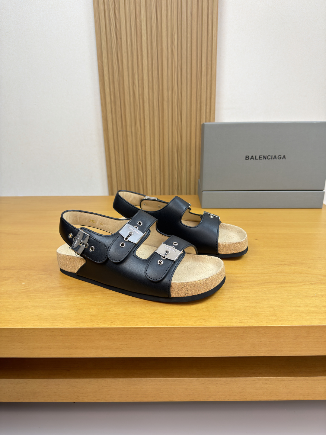 NO:781496,[BALENCIAGA] Balenciaga - High-end quality original casual slippers, brand logo metal fastener decoration - Imported nappa pattern environmentally friendly leather on the upper - Environmentally friendly suede leather on the inside - Ultra-light TPU rubber foam outsole; combined molded outsole - Ultra-high quality control, fine workmanship highlighted (high-end, luxury, grade) -Size  39-44 (38,45, customized)·BLCG0186,,balenciaga,balenciaga,slippers19860909【 BALENCIAGA】巴黎世家 -高端品质 原单·休闲凉拖鞋、品牌logo金属扣件装饰 -鞋面进口纳帕纹环保皮 -内里环保反绒皮 -大底超轻TPU橡胶发泡；组合成型大底 -超高品控·做工精细凸显(高端·贵气·档次) -Size 39-44（38,45,订做)·BLCG0186,,balenciaga,balenciaga,slippers,Men's shoes