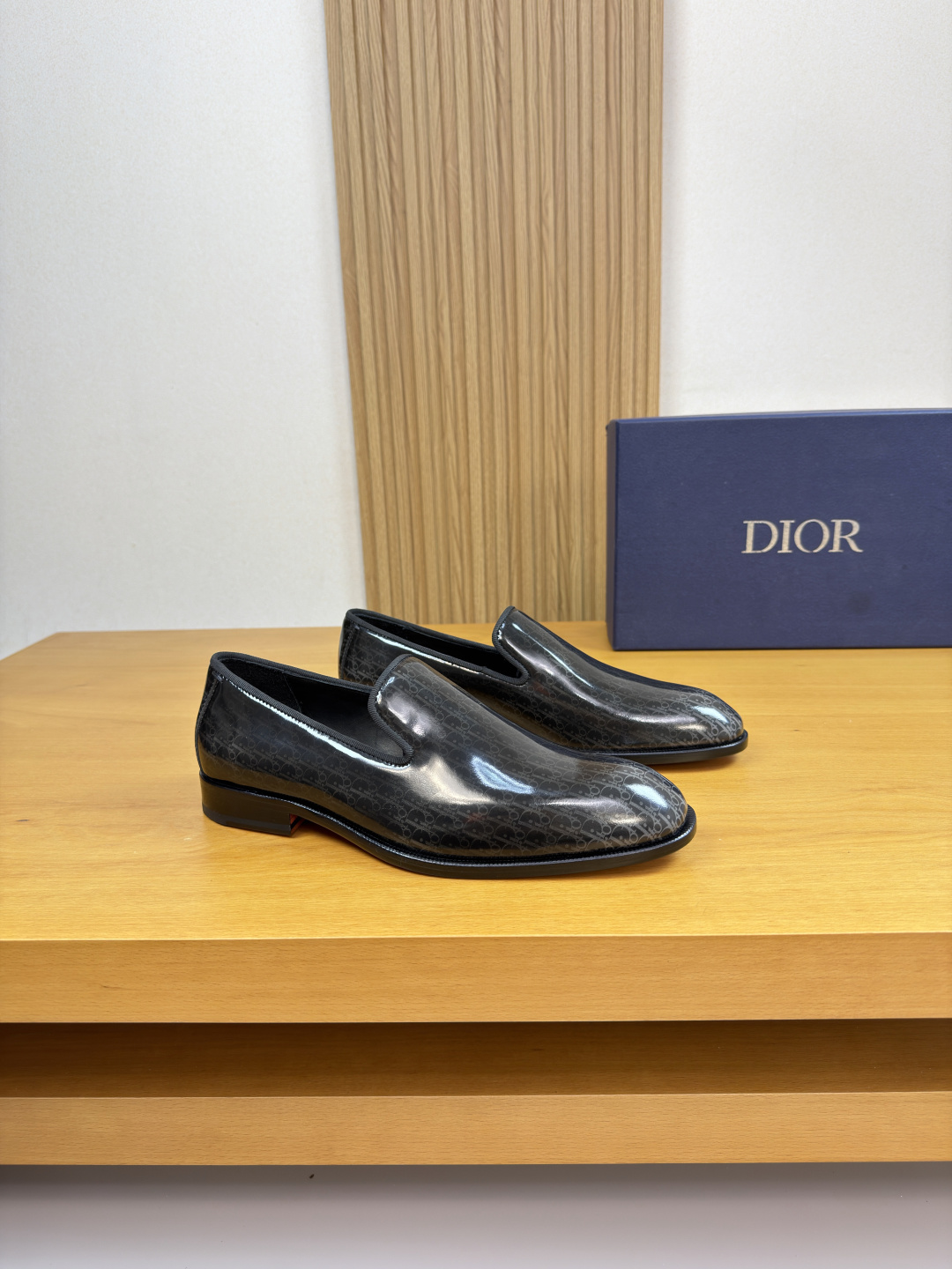 NO:781505,[Dior] Dior - High-end quality original order·Formal leather shoes -Original color-brushed open edge beaded calfskin on the upper, shoe collar. Car piping process -Water dyed cowhide on the inside -Super light TPR rubber on the outsole·genuine leather; combined molded leather outsole -Ultra-high quality control·Fine workmanship highlights (high-end·luxury·grade) -Size  39-44 (38,45, can be customized)·0230,,dior,dior,cowhide,Leather soles19860909【 Dior】迪奥 -高端品质 原单·正装皮鞋 -鞋面原版擦色开边珠小牛皮、鞋口.车滚边工艺 -内里水染牛皮 -大底超轻TPR橡胶·真皮；组合成型真皮大底 -超高品控·做工精细凸显(高端·贵气·档次) -Size 39-44（38,45,可订做)·0230,,dior,dior,cowhide,Leather soles,Men's shoes
