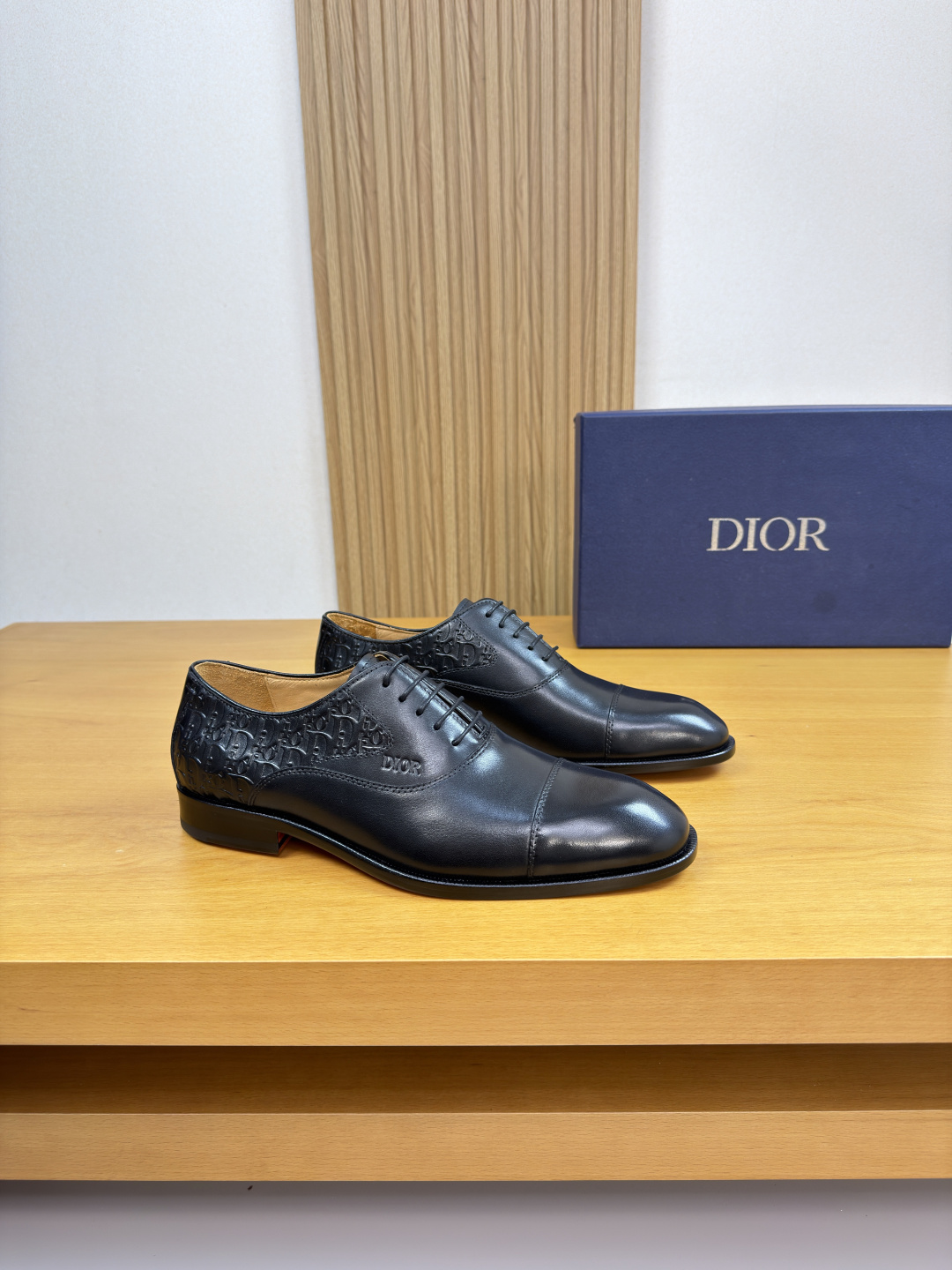 NO:781521,[Dior] Dior - high-end quality original single formal leather shoes - upper original Napa calfskin color change process, shoe ears. Air pressure brand logo totem - lining water-dyed cowhide - outsole ultra-light TPR rubber · genuine leather; combined molded leather outsole - ultra-high quality control · fine workmanship highlighted (high-end · luxury · grade) -Size  39-44 (38,45, can be customized)·0230,,dior,dior,cowhide,Leather soles19860909【 Dior】迪奥 -高端品质 原单·正装皮鞋 -鞋面原版纳帕小牛皮改色工艺、鞋耳.空压品牌logo图腾 -内里水染牛皮 -大底超轻TPR橡胶·真皮；组合成型真皮大底 -超高品控·做工精细凸显(高端·贵气·档次) -Size 39-44（38,45,可订做)·0230,,dior,dior,cowhide,Leather soles,Men's shoes