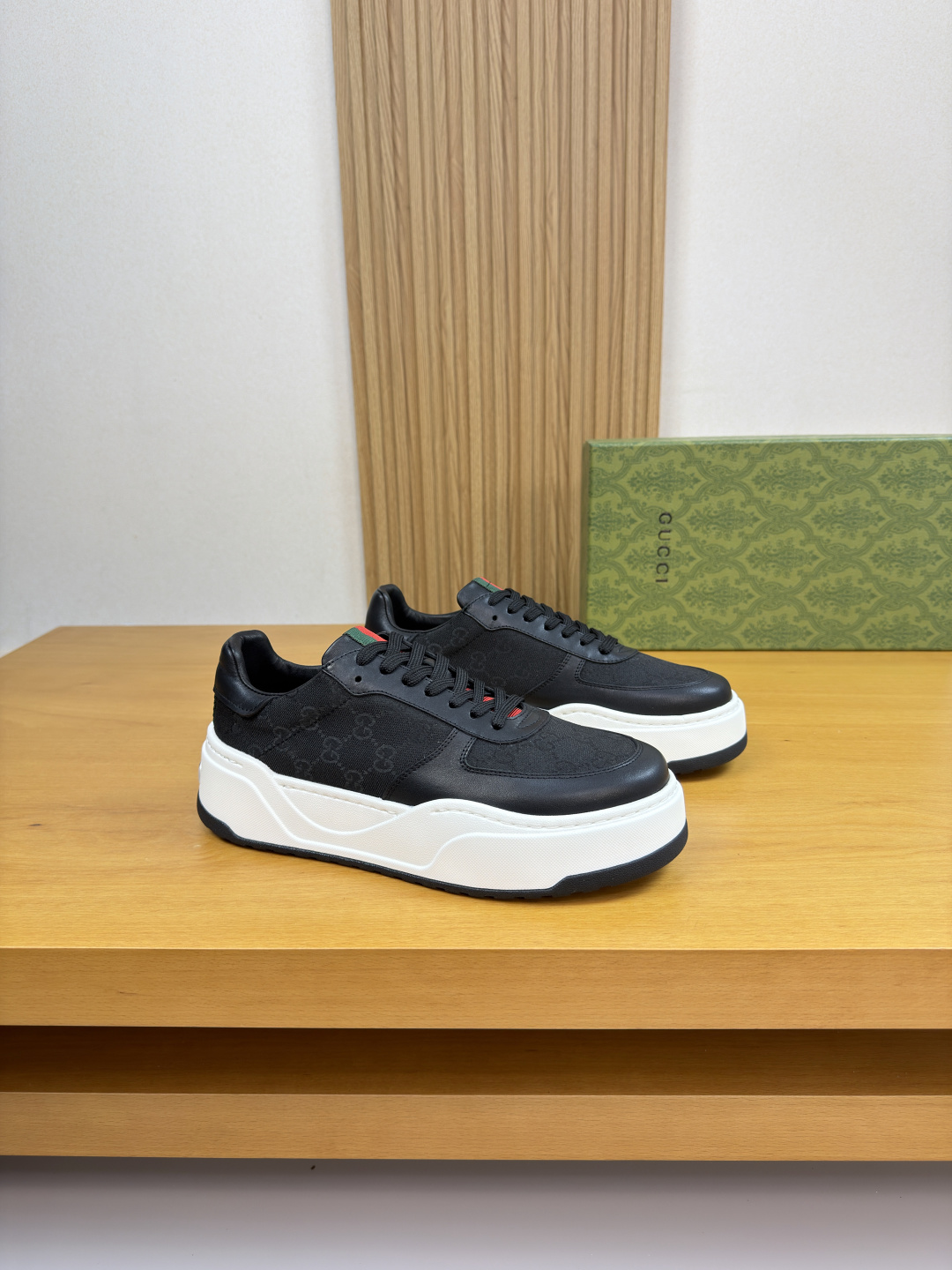 NO:781530,[Gucci] Gucci - high-end quality original casual sports shoes - original nappa calfskin upper, brand totem cloth, tongue, heel, brand webbing - water-dyed cowhide lining - ultra-light TPU foam rubber outsole; two-color molded outsole - ultra-high quality control, fine workmanship (high-end, luxury, grade) -Size  38-44 (45, can be customized)·GC0157,,gucci,gucci,sneakers,cowhide19860909【Gucci】古驰 -高端品质 原单·休闲运动鞋 -鞋面原版纳帕小牛皮、品牌图腾布匹、鞋舌.后跟.品牌织带 -内里水染牛皮 -大底超轻TPU发泡·橡胶；双色成型大底 -超高品控·做工精细凸显(高端·贵气·档次) -Size 38-44（45,可订做)·GC0157,,gucci,gucci,sneakers,cowhide,Men's shoes