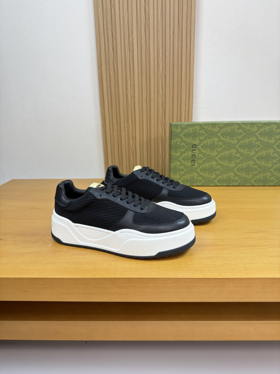 NO:781537,[Gucci] Gucci - High-end quality original casual sports shoes - Original nappa calfskin upper, brand high mercerized striped fabric, tongue, brand logo cloth label, heel. Brand webbing - Water-dyed cowhide lining - Ultra-light TPU foam rubber outsole; two-color molded outsole - Ultra-high quality control, fine workmanship highlighted (high-end, luxury, grade) -Size  38-44 (45, can be customized)·GC0157,,gucci,gucci,sneakers,cowhide19860909【Gucci】古驰 -高端品质 原单·休闲运动鞋 -鞋面原版纳帕小牛皮、品牌高丝光条纹布匹、鞋舌.品牌logo布标、后跟.品牌织带 -内里水染牛皮 -大底超轻TPU发泡·橡胶；双色成型大底 -超高品控·做工精细凸显(高端·贵气·档次) -Size 38-44（45,可订做)·GC0157,,gucci,gucci,sneakers,cowhide,Men's shoes