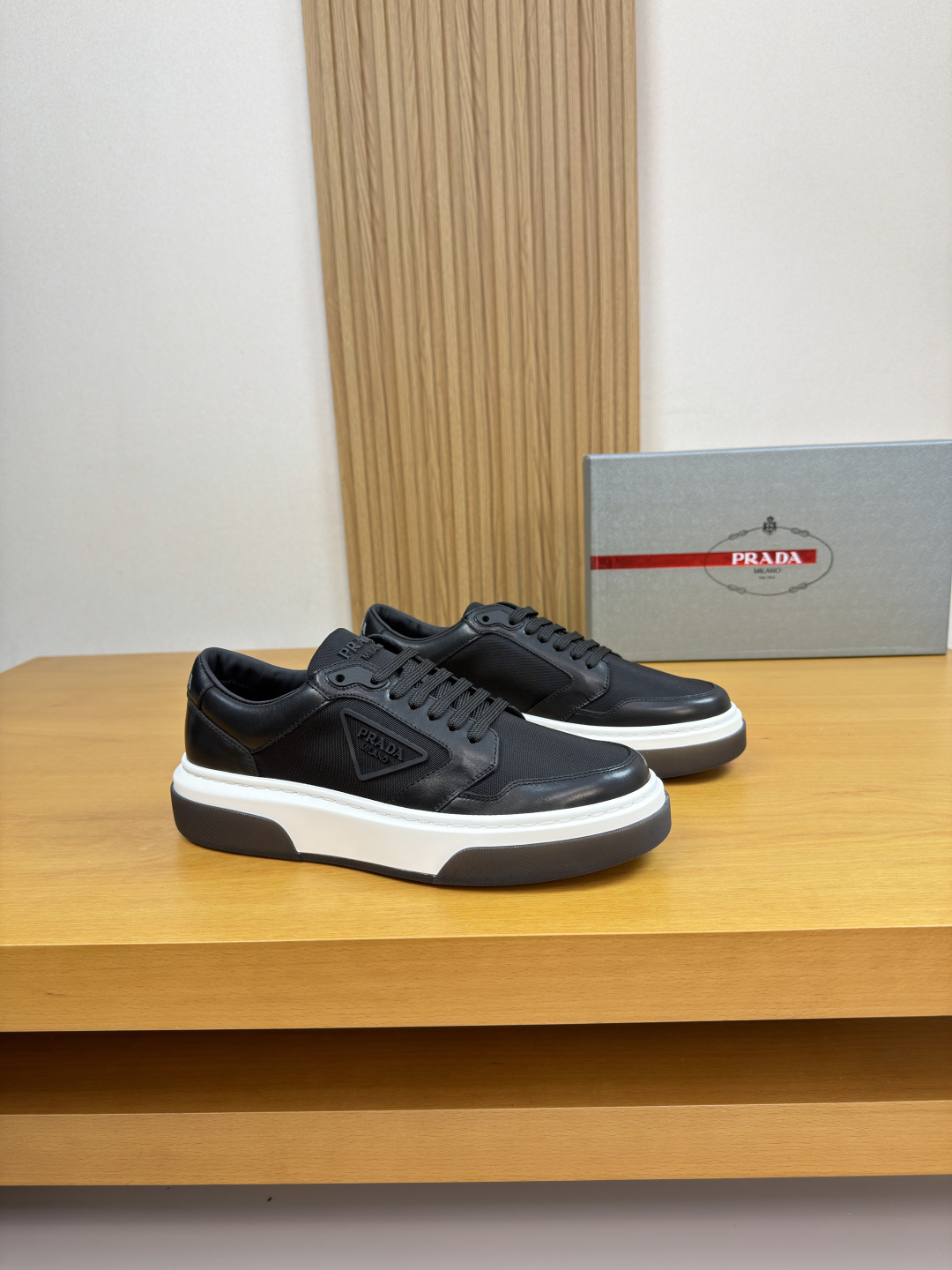 NO:781877,[PRADA] Prada - high-end quality original casual sports shoes - original nappa calfskin upper, brand high mercerized canvas, shoe body, tongue, injection brand plastic logo, heel. silk screen high frequency brand logo - lining water-dyed cowhide - outsole ultra-light TPU foam rubber; two-color molded outsole - ultra-high quality control, fine workmanship highlighted (high-end, luxury, grade) -Size  39-44 (38, 45, 46, can be customized)·PR0231,, prada, prada, sneakers, cowhide19860909【PRADA】普拉达 -高端品质 原单·休闲运动鞋 -鞋面原版纳帕小牛皮、品牌高丝光帆布、鞋身.鞋舌.注塑品牌塑胶logo、后跟.丝印高周波品牌logo -内里水染牛皮 -大底超轻TPU发泡·橡胶；双色成型大底 -超高品控·做工精细凸显(高端·贵气·档次) -Size 39-44（38,45,46,可订做)·PR0231,,prada,prada,sneakers,cowhide,Men's shoes