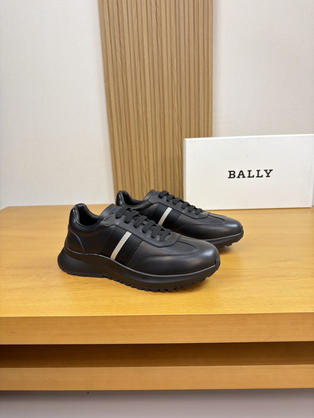 NO:781898,[BALLY] Bally - high-end quality original casual sports shoes - imported nappa calfskin upper, brand webbing sewn on the shoe body, tongue. Sewn brand logo plastic module - water-dyed cowhide inside - ultra-light TPU foam rubber outsole; two-color molded outsole - ultra-high quality control, fine workmanship highlighted (high-end, luxury, grade) -Size  38-44 (45, can be customized)·BL0157,,bally,sneakers,cowhide19860909【 BALLY】巴利 -高端品质 原单·休闲运动鞋 -鞋面进口纳帕小牛皮、鞋身车缝品牌织带、鞋舌.车缝品牌logo塑胶模块 -内里水染牛皮 -大底超轻TPU发泡·橡胶；双色成型大底 -超高品控·做工精细凸显(高端·贵气·档次) -Size 38-44（45,可订做)·BL0157,,bally,sneakers,cowhide,Men's shoes