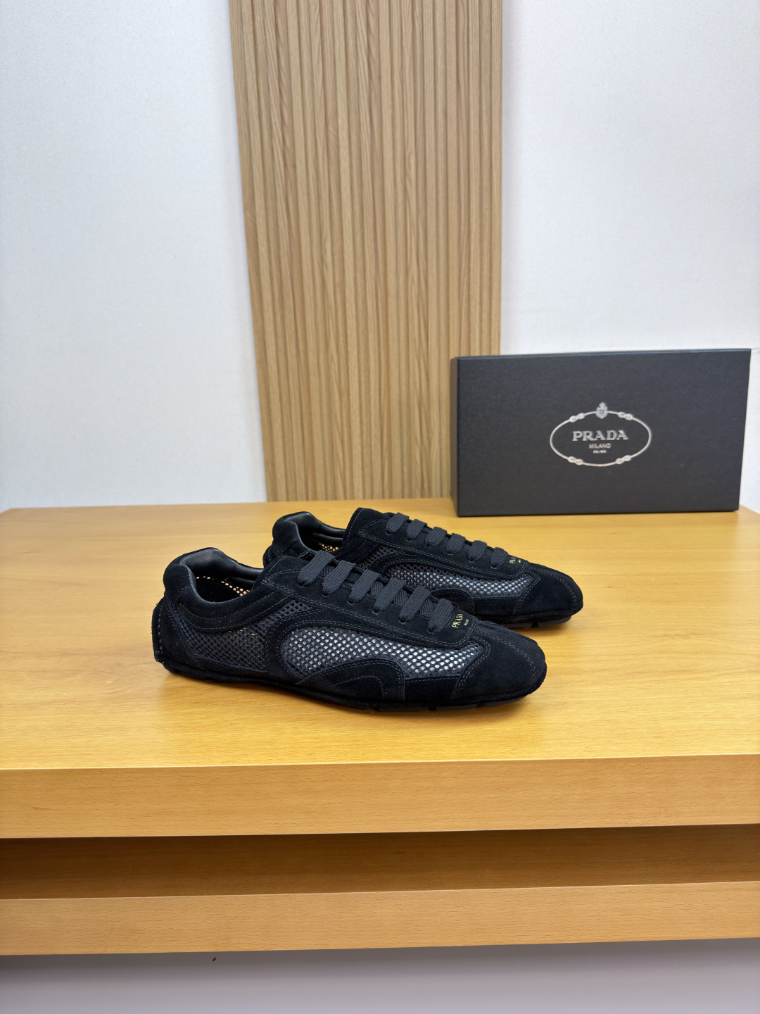 NO:781906,[PRADA] Prada - high-end quality original slip-on casual sports shoes - imported suede calfskin upper, brand hollow mesh canvas fabric, tongue. Silk-screen high-frequency brand logo - water-dyed cowhide lining - ultra-light TPR rubber outsole; inlaid molded outsole - ultra-high quality control, fine workmanship (high-end, luxury, grade) -Size  39-44 (38,45, can be customized)·PR0027,,prada,prada,cowhide19860909【PRADA】普拉达 -高端品质 原单·休闲运动套底鞋 -鞋面进口反绒小牛皮、品牌镂空网帆布布匹、鞋舌.丝印高周波品牌logo -内里水染牛皮 -大底超轻TPR.橡胶；镶嵌成型大底 -超高品控·做工精细凸显(高端·贵气·档次) -Size 39-44（38,45,可订做)·PR0027,,prada,prada,cowhide,Men's shoes
