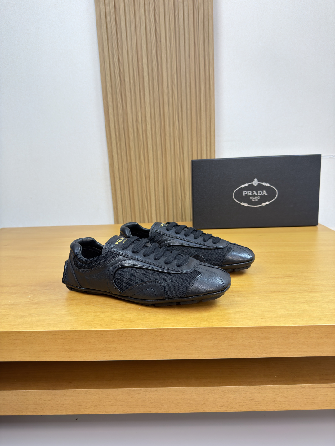 NO:781913,[PRADA] Prada - High-end quality original slip-on casual sports shoes - Imported crystal sheepskin upper, branded high-mercerized canvas fabric, tongue. Silk-printed high-frequency brand logo - Water-dyed cowhide inside - Outsole ultra-light TPR.  39-44 (38,45, can be customized)·PR0027,,prada,prada,cowhide,sheepskin19860909【PRADA】普拉达 -高端品质 原单·休闲运动套底鞋 -鞋面进口水晶羊皮、品牌高丝光帆布布匹、鞋舌.丝印高周波品牌logo -内里水染牛皮 -大底超轻TPR.橡胶；镶嵌成型大底 -超高品控·做工精细凸显(高端·贵气·档次) -Size 39-44（38,45,可订做)·PR0027,,prada,prada,cowhide,sheepskin,Men's shoes