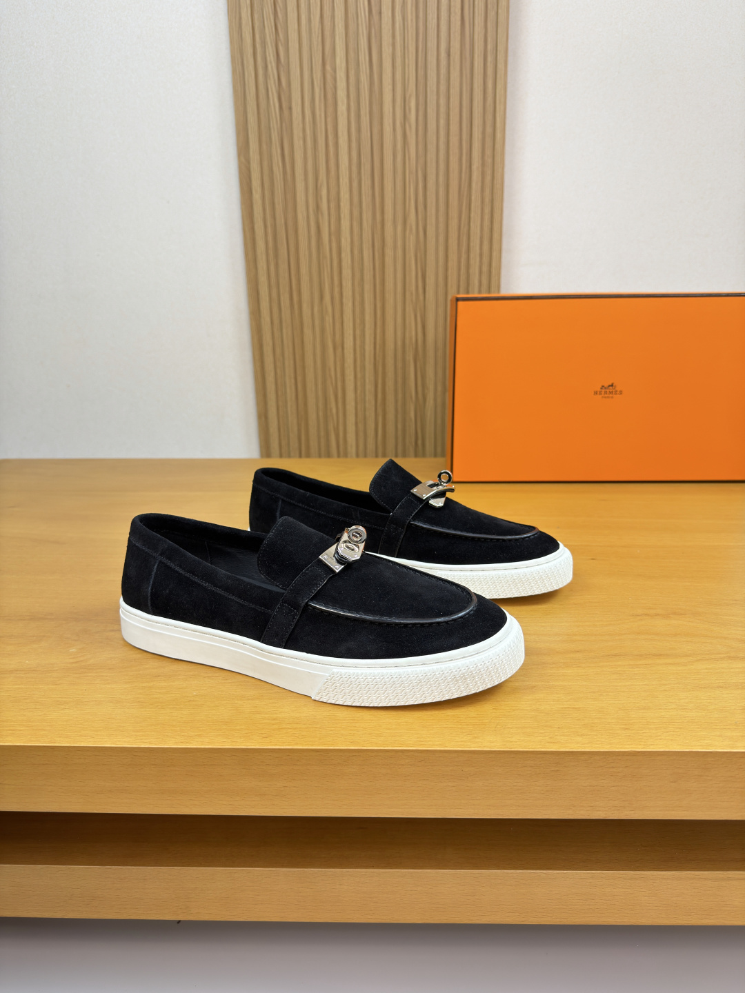 NO:782212,[HERMES] Hermès - high-end quality original casual sports sneakers - original high mercerized suede calfskin on the upper, shoe leather, stitching on the outside, brand metal fastener cross-arm decoration - water-dyed cowhide on the inside - ultra-light original TPR rubber outsole, two-color molded outsole - ultra-high quality control, fine workmanship highlighted (high-end, luxury, grade) -Size  39-44 (38, 45, 46, can be customized)·H0199,,hermes,hermes,cowhide19860909【 HERMES】爱马仕 -高端品质 原单·休闲运动板鞋 -鞋面原版高丝光反绒小牛皮、鞋丹.外合车缝线、品牌金属扣件横担装饰 -内里水染牛皮 -大底超轻原版TPR.橡胶·双色成型大底 -超高品控·做工精细凸显(高端·贵气·档次) -Size 39-44（38,45,46,可订做)·H0199,,hermes,hermes,cowhide,Men's shoes