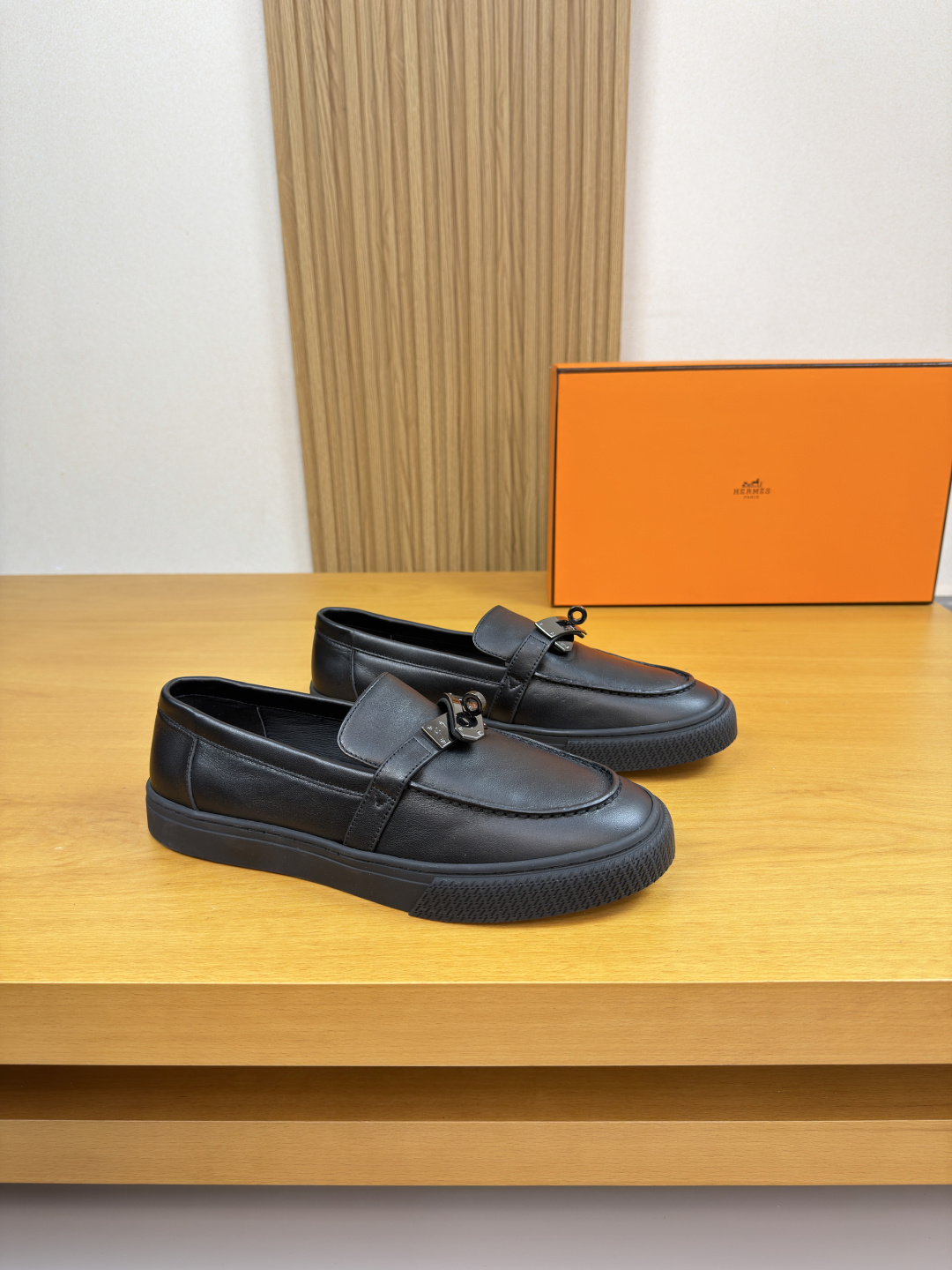 NO:782220,[HERMES] Hermès - high-end quality original casual sports sneakers - original nappa calf leather on the upper, shoe leather, stitching on the outside, brand metal fastener cross-arm decoration - water-dyed cow leather on the inside - ultra-light original TPR.  39-44 (38, 45, 46, can be customized)·H0199,,hermes,hermes,cowhide19860909【 HERMES】爱马仕 -高端品质 原单·休闲运动板鞋 -鞋面原版纳帕小牛皮、鞋丹.外合车缝线、品牌金属扣件横担装饰 -内里水染牛皮 -大底超轻原版TPR.橡胶·双色成型大底 -超高品控·做工精细凸显(高端·贵气·档次) -Size 39-44（38,45,46,可订做)·H0199,,hermes,hermes,cowhide,Men's shoes