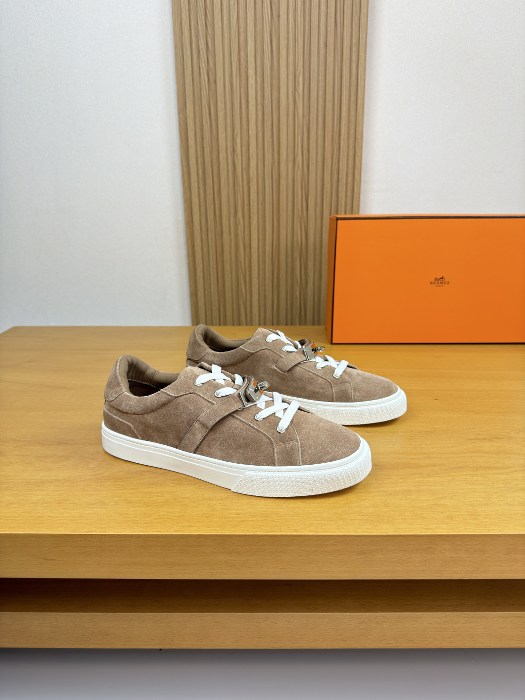 NO:782228,[HERMES] Hermès - high-end quality original casual sports sneakers - original high mercerized suede calfskin upper, branded metal fastener cross-arm decoration - water-dyed cowhide lining - ultra-light original TPR. rubber outsole, two-color molded outsole - ultra-high quality control, fine workmanship highlighted (high-end, luxury, grade) -Size  39-44 (38, 45, 46, can be customized)·H0199,,hermes,hermes,cowhide19860909【 HERMES】爱马仕 -高端品质 原单·休闲运动板鞋 -鞋面原版高丝光反绒小牛皮、品牌金属扣件横担装饰 -内里水染牛皮 -大底超轻原版TPR.橡胶·双色成型大底 -超高品控·做工精细凸显(高端·贵气·档次) -Size 39-44（38,45,46,可订做)·H0199,,hermes,hermes,cowhide,Men's shoes