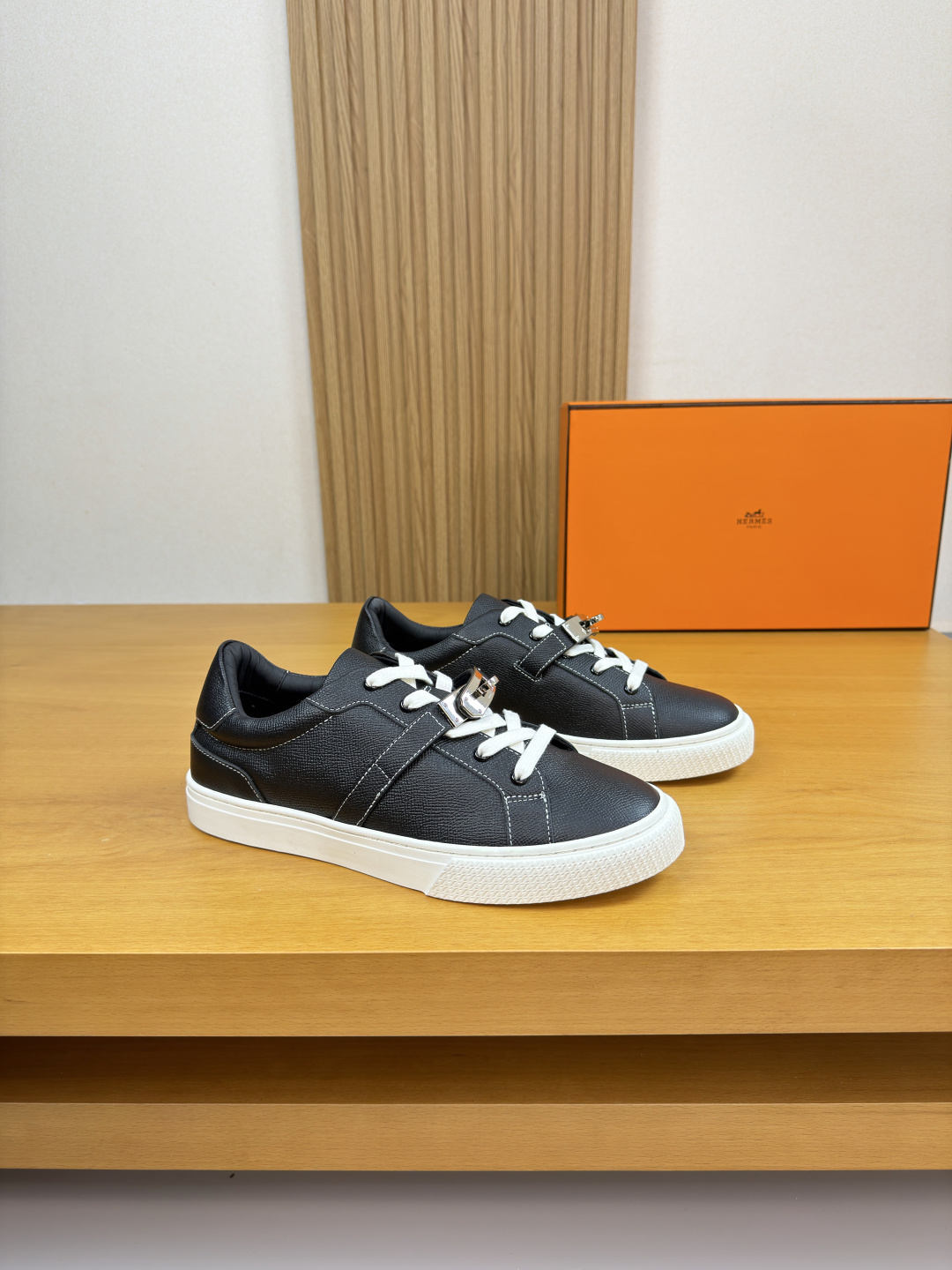 NO:782236,[HERMES] Hermès - High-end quality original casual sports shoes - Original palm-printed calfskin upper, branded metal fastener cross-arm decoration - Water-dyed cowhide lining - Ultra-light original TPR. Rubber outsole, two-color molded outsole - Ultra-high quality control, fine workmanship highlighted (high-end, luxury, grade) -Size  39-44 (38, 45, 46, can be customized)·H0199,,hermes,hermes,cowhide19860909【 HERMES】爱马仕 -高端品质 原单·休闲运动板鞋 -鞋面原版手掌纹小牛皮、品牌金属扣件横担装饰 -内里水染牛皮 -大底超轻原版TPR.橡胶·双色成型大底 -超高品控·做工精细凸显(高端·贵气·档次) -Size 39-44（38,45,46,可订做)·H0199,,hermes,hermes,cowhide,Men's shoes
