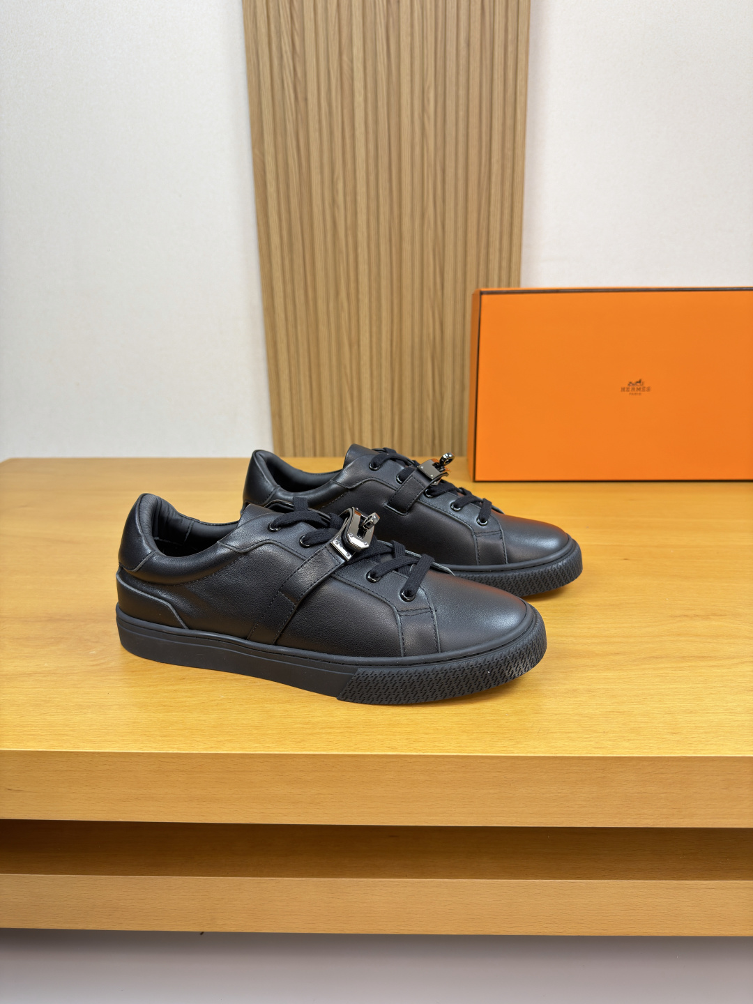 NO:782243,[HERMES] Hermès - High-end quality original casual sports shoes - Original Nappa calfskin upper, branded metal fastener cross-arm decoration - Water-dyed cowhide lining - Ultra-light original TPR. Rubber outsole, two-color molded outsole - Ultra-high quality control, fine workmanship highlighted (high-end, luxury, grade) -Size  39-44 (38, 45, 46, can be customized)·H0199,,hermes,hermes,cowhide19860909【 HERMES】爱马仕 -高端品质 原单·休闲运动板鞋 -鞋面原版纳帕小牛皮、品牌金属扣件横担装饰 -内里水染牛皮 -大底超轻原版TPR.橡胶·双色成型大底 -超高品控·做工精细凸显(高端·贵气·档次) -Size 39-44（38,45,46,可订做)·H0199,,hermes,hermes,cowhide,Men's shoes