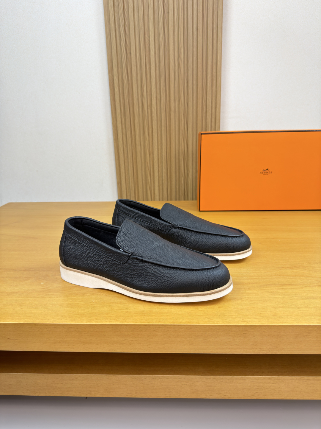 NO:782250,[HERMES] Hermès - high-end quality original casual sports sneakers - original pebbled calfskin on the upper, shoe leather, stitching on the outside, air-pressured brand logo on the tongue - water-dyed cowhide on the inside - ultra-light TPU foam outsole. genuine leather welt; combined two-color outsole - ultra-high quality control, fine workmanship highlighted (high-end, luxury, grade) -Size  39-44 (38, 45, 46, can be customized)·H0199,,hermes,hermes,cowhide19860909【 HERMES】爱马仕 -高端品质 原单·休闲运动板鞋 -鞋面原版荔纹小牛皮、鞋丹.外合车缝线、鞋舌空压品牌logo图腾 -内里水染牛皮 -大底超轻TPU发泡.真皮沿条；组合成型双色大底 -超高品控·做工精细凸显(高端·贵气·档次) -Size 39-44（38,45,46,可订做)·H0199,,hermes,hermes,cowhide,Men's shoes