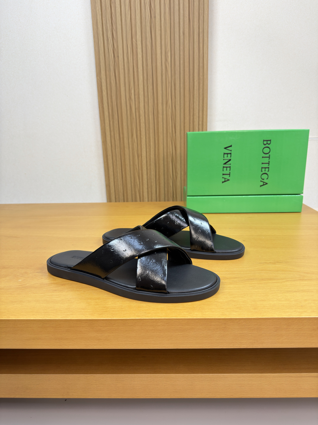 NO:782376,[BOTTEGA VENETA] Bottega Veneta - High-end quality original order·Casual sandals -Upper imported pearl pattern environmentally friendly leather -Inner environmentally friendly leather -Outsole ultra-light TPU covered with water platform·rubber; combined molded outsole -Ultra-high quality control·Fine workmanship highlights (high-end·luxury·grade) -Size39-44 (38,45 can be customized)·BV0186,,bottega veneta,bottega  veneta,slippers19860909【BOTTEGA VENETA】宝缇嘉 -高端品质 原单·休闲凉拖鞋 -鞋面进口珍珠纹环保皮 -内里环保皮 -大底超轻TPU包水台·橡胶；组合成型大底 -超高品控·做工精细凸显(高端·贵气·档次) -Size39-44（38,45可订做)·BV0186,,bottega veneta,bottega veneta,slippers,Men's shoes