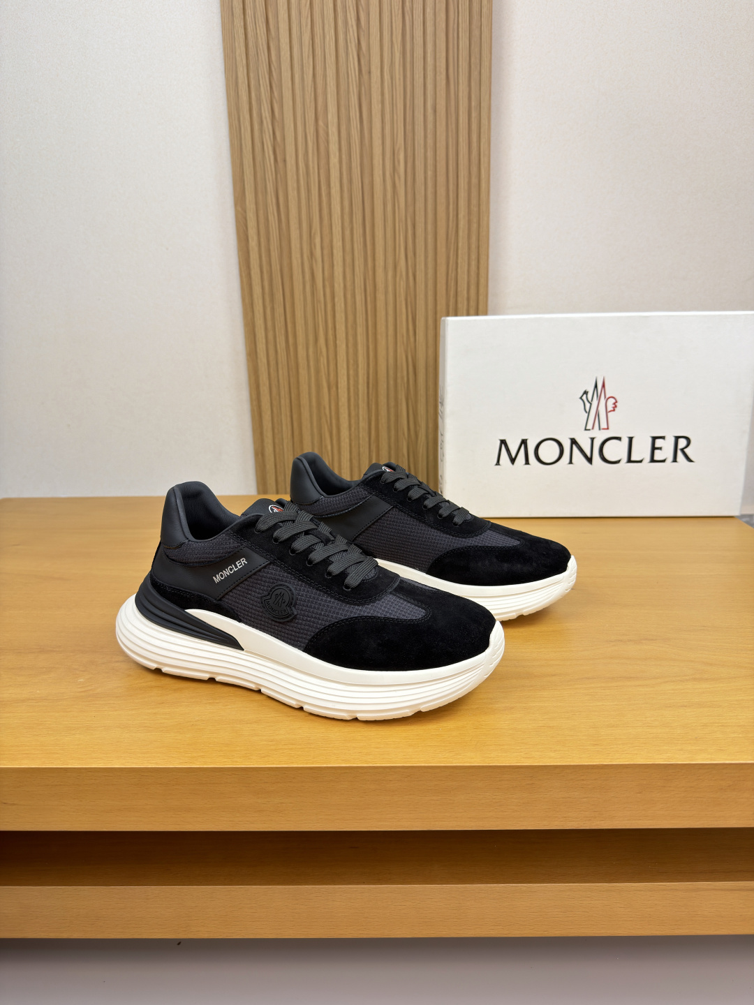 NO:782382,[MONCLER] Moncler (Mongolia) - High-end quality original casual sports shoes - Upper; Nappa calfskin, suede calfskin, brand mercerized canvas, tongue. Brand Logo cloth label, shoe body. Silk screen brand logo. Brand plastic module - Water-dyed cowhide inside - Outsole ultra-light TPU foam. Rubber; Two-color molded outsole - Ultra-high quality control, fine workmanship highlighted (high-end, luxury, grade) -Size  39-44 (38, 45, can be customized)·MC0186,,Moncler,Moncler,sneakers,cowhide19860909【MONCLER】盟可睐(蒙口) -高端品质 原单·休闲运动鞋 -鞋面；纳帕小牛皮、反绒小牛皮、品牌丝光帆布、鞋舌.品牌Logo布标、鞋身.丝印品牌logo.品牌塑胶模块 -内里水染牛皮 -大底超轻TPU发泡.橡胶; 双色成型大底 -超高品控·做工精细凸显 (高端·贵气·档次) -Size 39-44（38,45,可订做)·MC0186,,Moncler,Moncler,sneakers,cowhide,Men's shoes