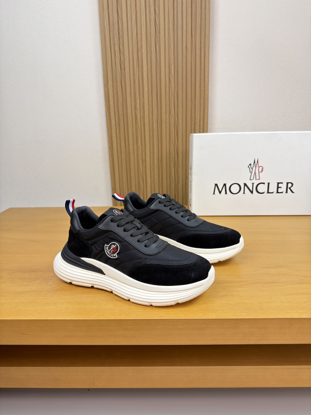 NO:782391,[MONCLER] Moncler (mongoose) - high-end quality original casual sports shoes - upper; Nappa calfskin, suede calfskin, brand mercerized canvas, tongue. Brand logo cloth label, shoe body. Sewn brand plastic module, heel. Brand webbing - Water-dyed cowhide inside - Outsole ultra-light TPU foam. Rubber; two-color molded outsole - Ultra-high quality control, fine workmanship highlighted (high-end, luxury, grade) -Size  39-44 (38, 45, can be customized)·MC0186,,Moncler,Moncler,sneakers,cowhide19860909【MONCLER】盟可睐(蒙口) -高端品质 原单·休闲运动鞋 -鞋面；纳帕小牛皮、反绒小牛皮、品牌丝光帆布、鞋舌.品牌Logo布标、鞋身.车缝品牌塑胶模块、后跟.品牌织带 -内里水染牛皮 -大底超轻TPU发泡.橡胶; 双色成型大底 -超高品控·做工精细凸显 (高端·贵气·档次) -Size 39-44（38,45,可订做)·MC0186,,Moncler,Moncler,sneakers,cowhide,Men's shoes