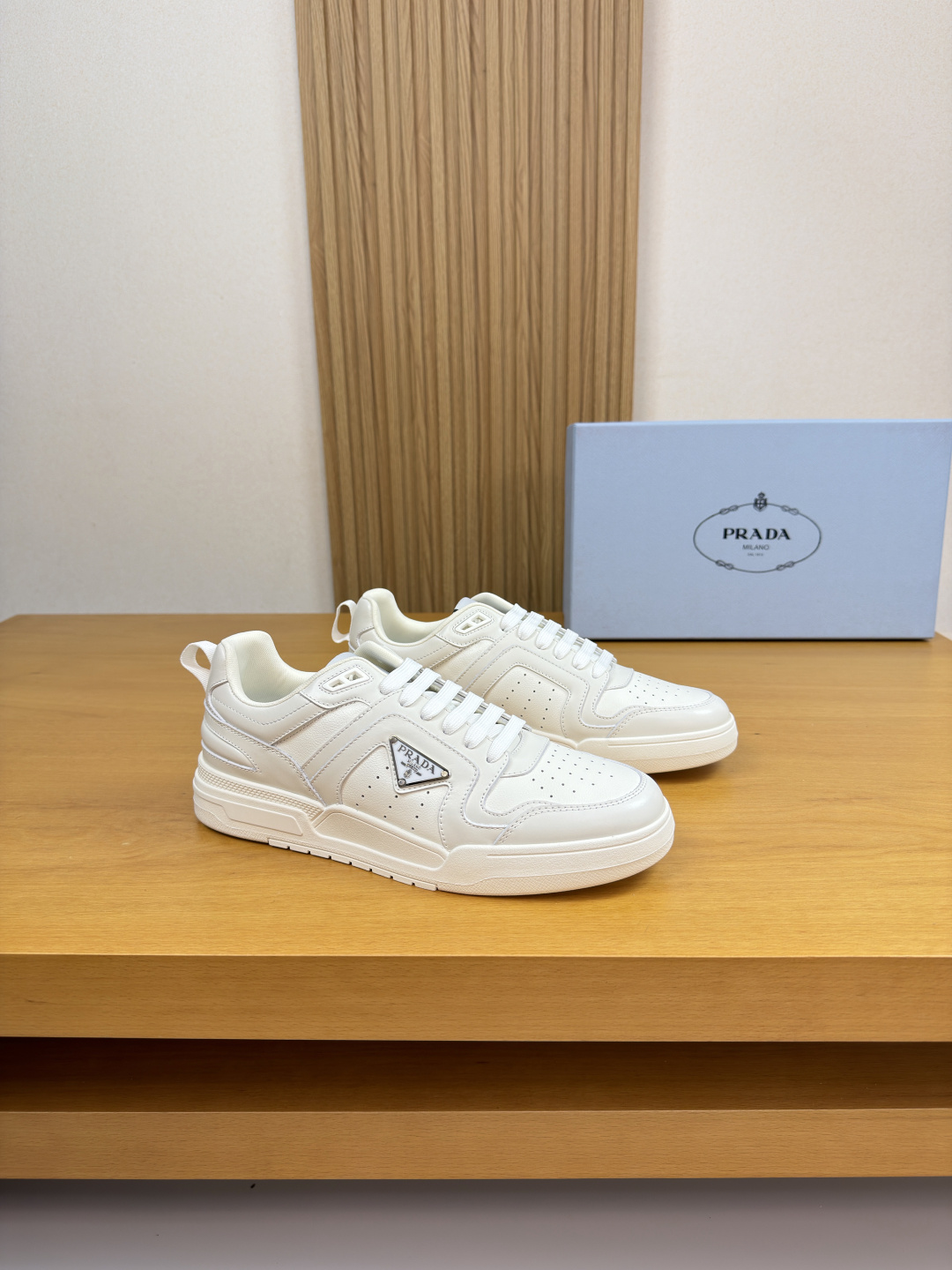 NO:782400,[PRADA] Prada - High-end quality original casual sports sneakers - Original nappa calfskin upper, tongue. Brand logo cloth label, heel. Brand webbing, shoe body. Brand metal logo fastener - Brand canvas lining - Outsole ultra-light TPR rubber; two-color molded outsole - Ultra-high quality control, fine workmanship highlighted (high-end, luxury, grade) -Size  39-44 (38,45, can be customized)·PR0181,,prada,prada,cowhide19860909【PRADA】普拉达 -高端品质 原单·休闲运动板鞋 -鞋面原版纳帕小牛皮、鞋舌.品牌logo布标、后跟.品牌织带、鞋身.品牌金属logo扣件 -内里品牌帆布 -大底超轻TPR·橡胶；双色成型大底 -超高品控·做工精细凸显(高端·贵气·档次) -Size 39-44（38,45,可订做)·PR0181,,prada,prada,cowhide,Men's shoes