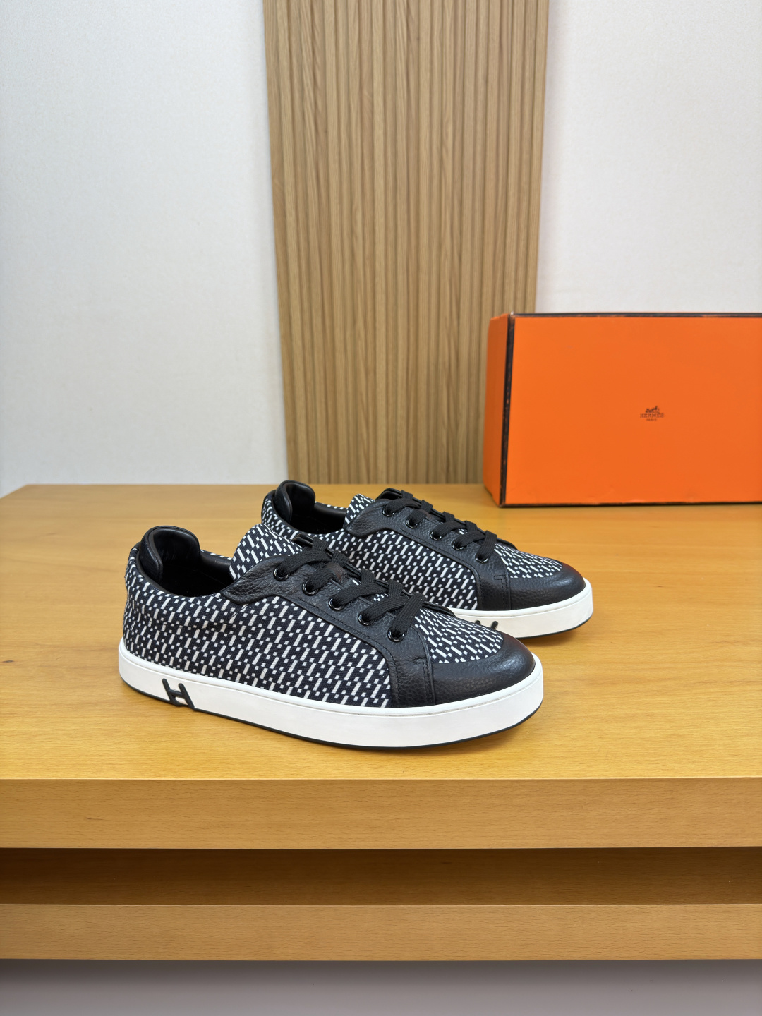NO:782569,[HERMES] Hermès - high-end quality original casual sports sneakers - original pebbled calf leather on the upper, brand totem cloth, reverse dark line craftsmanship - water-dyed cow leather on the inside - ultra-light original TPR. rubber outsole · two-color molded outsole - ultra-high quality control · fine workmanship highlighted (high-end · luxury · grade) -Size  38-44 (45, can be customized)·H0116,,hermes,hermes,cowhide19860909【 HERMES】爱马仕 -高端品质 原单·休闲运动板鞋 -鞋面原版荔纹小牛皮、品牌图腾布匹、车反暗线工艺 -内里水染牛皮 -大底超轻原版TPR.橡胶·双色成型大底 -超高品控·做工精细凸显(高端·贵气·档次) -Size 38-44（45,可订做)·H0116,,hermes,hermes,cowhide,Men's shoes