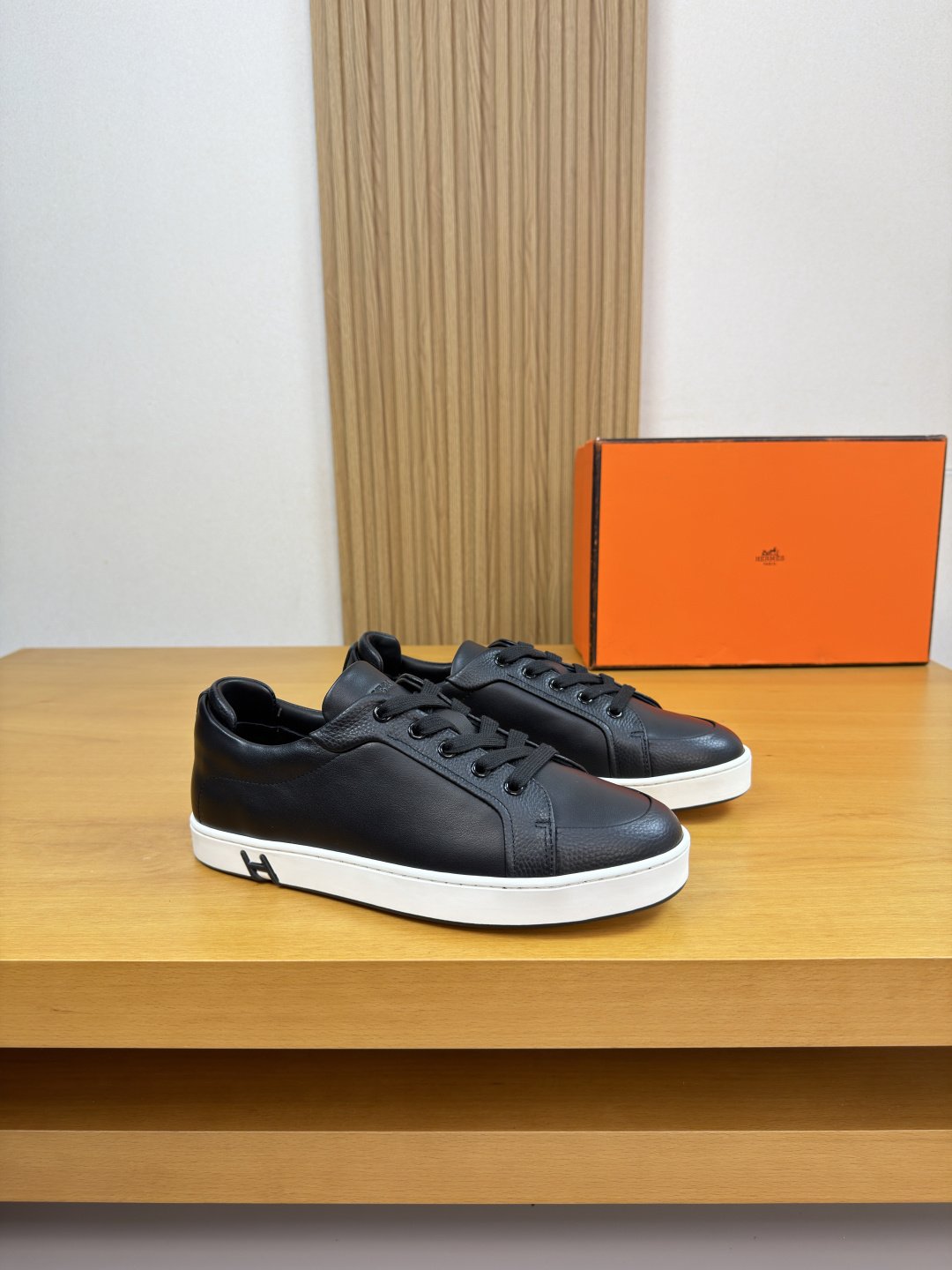 NO:782619,[HERMES] Hermès - High-end quality original casual sports shoes - Original Nappa calfskin upper, reverse dark line craftsmanship - Water-dyed cowhide inside - Ultra-light original TPR rubber outsole, two-color molded outsole - Ultra-high quality control, fine workmanship (high-end, extravagance, grade) -Size 38-44 (45, can be customized)·H0116,,hermes,hermes,cowhide19860909【 HERMES】爱马仕 -高端品质 原单·休闲运动板鞋 -鞋面原版纳帕小牛皮、车反暗线工艺 -内里水染牛皮 -大底超轻原版TPR.橡胶·双色成型大底 -超高品控·做工精细凸显(高端·贵气·档次) -Size 38-44（45,可订做)·H0116,,hermes,hermes,cowhide,Men's shoes