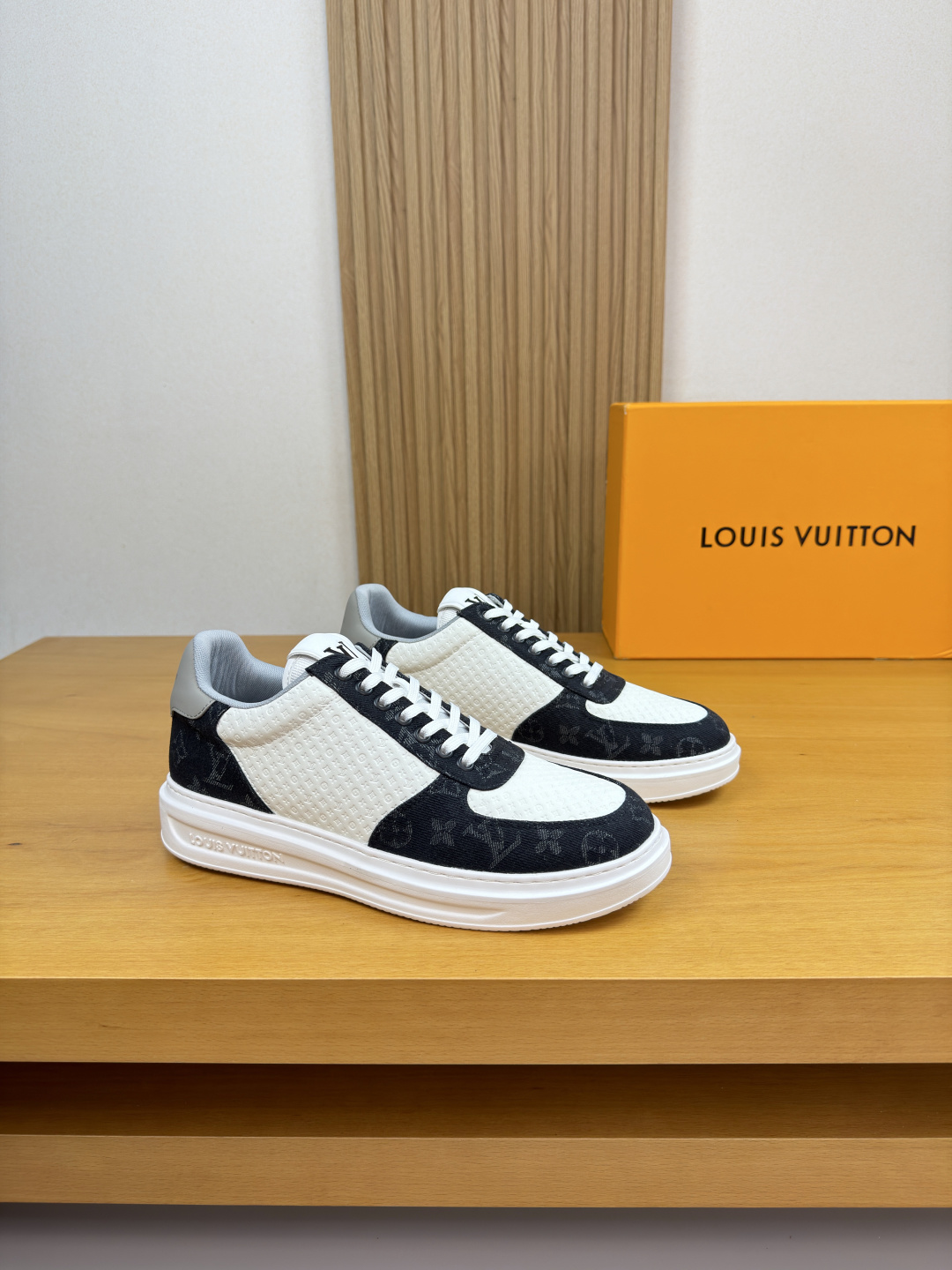 NO:782627,[Louis Vuitton] Louis Vuitton - High-end quality original order·Casual sports shoes -Nappa calfskin upper. Air-pressured brand totem, brand totem cloth, tongue. Sewing brand logo totem, heel. Silk-printed high-frequency brand logo -Inner brand canvas -Outsole ultra-light TPU foam; Molded outsole -Ultra-high quality control·Fine workmanship highlights (high-end·luxury·grade) -Size  38-44 (45, can be customized)·L0117,,louis vuitton,louis vuitton,sneakers,cowhide19860909【Louis Vuitton】路易威登 -高端品质 原单·休闲运动鞋 -鞋面纳帕小牛皮.空压品牌图腾、品牌图腾布匹、鞋舌.车缝品牌logo图腾、后跟.丝印高周波品牌logo -内里品牌帆布 -大底超轻TPU发泡; 成型大底 -超高品控·做工精细凸显(高端·贵气·档次) -Size 38-44（45,可订做)·L0117,,louis vuitton,louis vuitton,sneakers,cowhide,Men's shoes