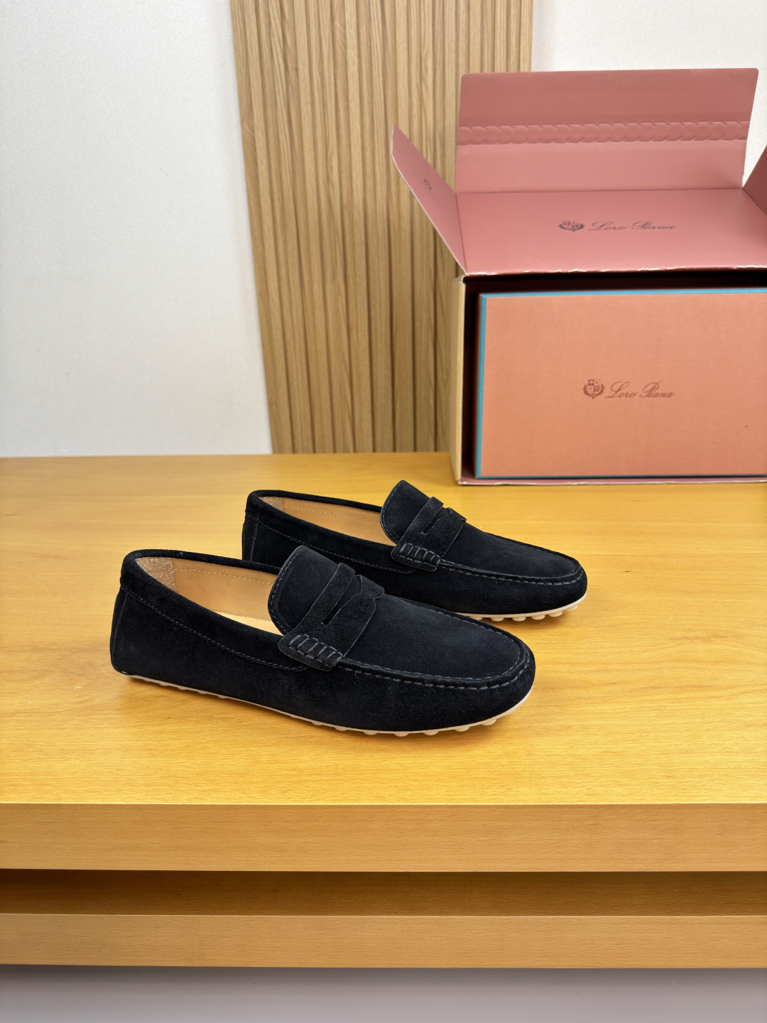 NO:782826,[Loro piana] Loro Piana LP - High-end quality original casual package shoes (Doudou shoes) - Original suede calfskin upper, hand-stitched mark thread on the sole, brand cross-arm decoration, heel. Silk-printed brand logo - Water-dyed cowhide inside - Outsole ultra-light TPR rubber; molded outsole - Ultra-high quality control, fine workmanship highlighted (high-end, luxury, grade) -Size  38-44 (45, can be customized)·LP,,loro piana,loro piana,cowhide19860909【Loro piana】诺悠翩雅LP  -高端品质 原单·休闲套包鞋（豆豆鞋） -鞋面原版反绒小牛皮、鞋丹手工串缝马克线、品牌横担装饰、后跟.丝印品牌Logo -内里水染牛皮 -大底超轻TPR·橡胶；成型大底 -超高品控·做工精细凸显(高端·贵气·档次) -Size 38-44（45,可订做)·LP,,loro piana,loro piana,cowhide,Men's shoes