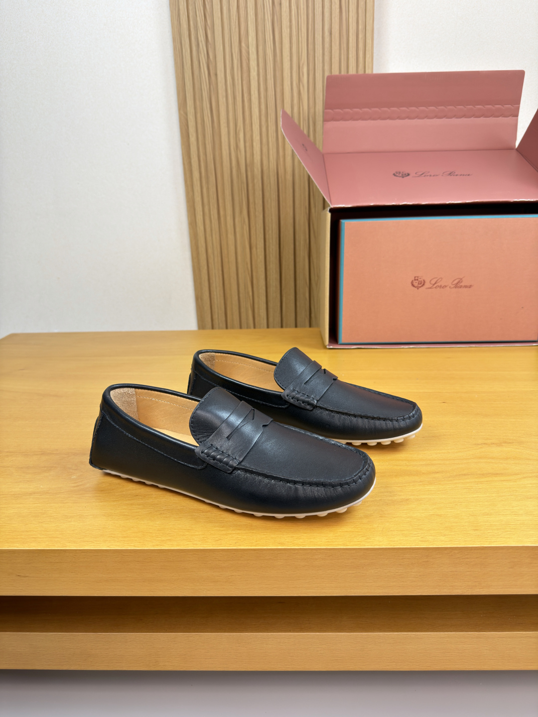 NO:782834,[Loro piana] Loro Piana LP - High-end quality original casual package shoes (Doudou shoes) - Original pebbled calfskin on the upper, hand-stitched mark thread on the sole, brand cross-arm decoration, heel. Silk-printed brand logo - Water-dyed cowhide inside - Outsole ultra-light TPR rubber; molded outsole - Ultra-high quality control, fine workmanship highlighted (high-end, luxury, grade) -Size  38-44 (45, can be customized)·LP,,loro piana,loro piana,cowhide19860909【Loro piana】诺悠翩雅LP  -高端品质 原单·休闲套包鞋（豆豆鞋） -鞋面原版荔纹小牛皮、鞋丹手工串缝马克线、品牌横担装饰、后跟.丝印品牌Logo -内里水染牛皮 -大底超轻TPR·橡胶；成型大底 -超高品控·做工精细凸显(高端·贵气·档次) -Size 38-44（45,可订做)·LP,,loro piana,loro piana,cowhide,Men's shoes