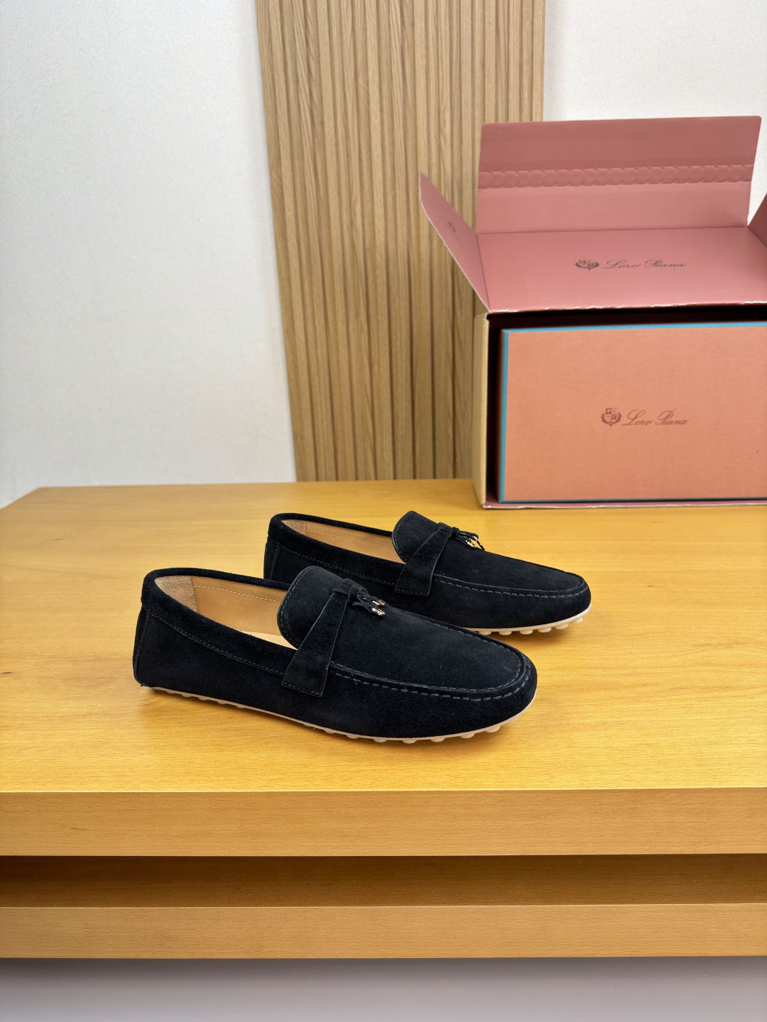 NO:782842,[Loro piana] Loro Piana LP - High-end quality original casual package shoes (Doudou shoes) - Original suede calfskin upper, hand-stitched mark thread on the sole, brand cross arm pendant decoration, heel. Silk screen brand logo - Water-dyed cowhide inside - Outsole ultra-light TPR rubber; molded outsole - Ultra-high quality control, fine workmanship highlighted (high-end, luxury, grade) -Size  38-44 (45, can be customized)·LP,,loro piana,loro piana,cowhide19860909【Loro piana】诺悠翩雅LP  -高端品质 原单·休闲套包鞋（豆豆鞋） -鞋面原版反绒小牛皮、鞋丹手工串缝马克线、品牌横担吊坠装饰、后跟.丝印品牌Logo -内里水染牛皮 -大底超轻TPR·橡胶；成型大底 -超高品控·做工精细凸显(高端·贵气·档次) -Size 38-44（45,可订做)·LP,,loro piana,loro piana,cowhide,Men's shoes