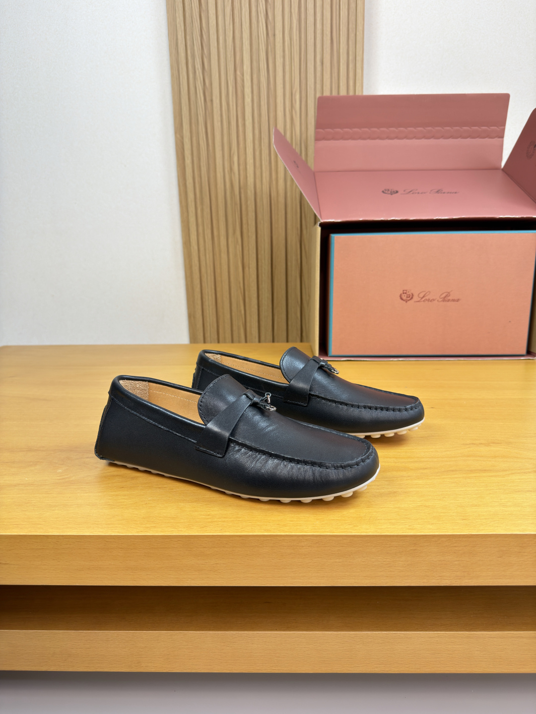 NO:782849,[Loro piana] Loro Piana LP - high-end quality original casual package shoes (bean shoes) - original pebbled calfskin on the upper, hand-stitched mark thread on the shoe, brand cross-arm pendant decoration, heel. Silk screen brand logo - water-dyed cowhide inside - outsole ultra-light TPR rubber; molded outsole - ultra-high quality control, fine workmanship (high-end, luxury, grade) -Size  38-44 (45, can be customized)·LP,,loro piana,loro piana,cowhide19860909【Loro piana】诺悠翩雅LP  -高端品质 原单·休闲套包鞋（豆豆鞋） -鞋面原版荔纹小牛皮、鞋丹手工串缝马克线、品牌横担吊坠装饰、后跟.丝印品牌Logo -内里水染牛皮 -大底超轻TPR·橡胶；成型大底 -超高品控·做工精细凸显(高端·贵气·档次) -Size 38-44（45,可订做)·LP,,loro piana,loro piana,cowhide,Men's shoes