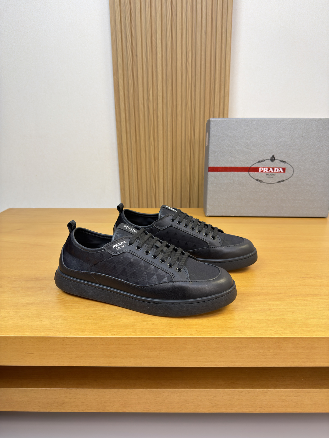 NO:783215,[PRADA] Prada - High-end quality original casual sports sneakers - Nappa calfskin upper, brand totem cloth, shoe ears. Silk screen brand logo, tongue. Brand logo cloth label - Water-dyed cowhide lining - Ultra-light TPR rubber outsole; Molded outsole - Ultra-high quality control, fine workmanship (high-end, luxury, grade) -Size  38-44 (45,46, can be customized)·,,prada,prada,cowhide19860909【 PRADA】普拉达 -高端品质 原单·休闲运动板鞋 -鞋面纳帕小牛皮、品牌图腾布匹、鞋耳.丝印品牌logo、鞋舌.品牌logo布标 -内里水染牛皮 -大底超轻TPR·橡胶; 成型大底 -超高品控·做工精细凸显(高端·贵气·档次) -Size 38-44（45,46,可订做)·,,prada,prada,cowhide,Men's shoes