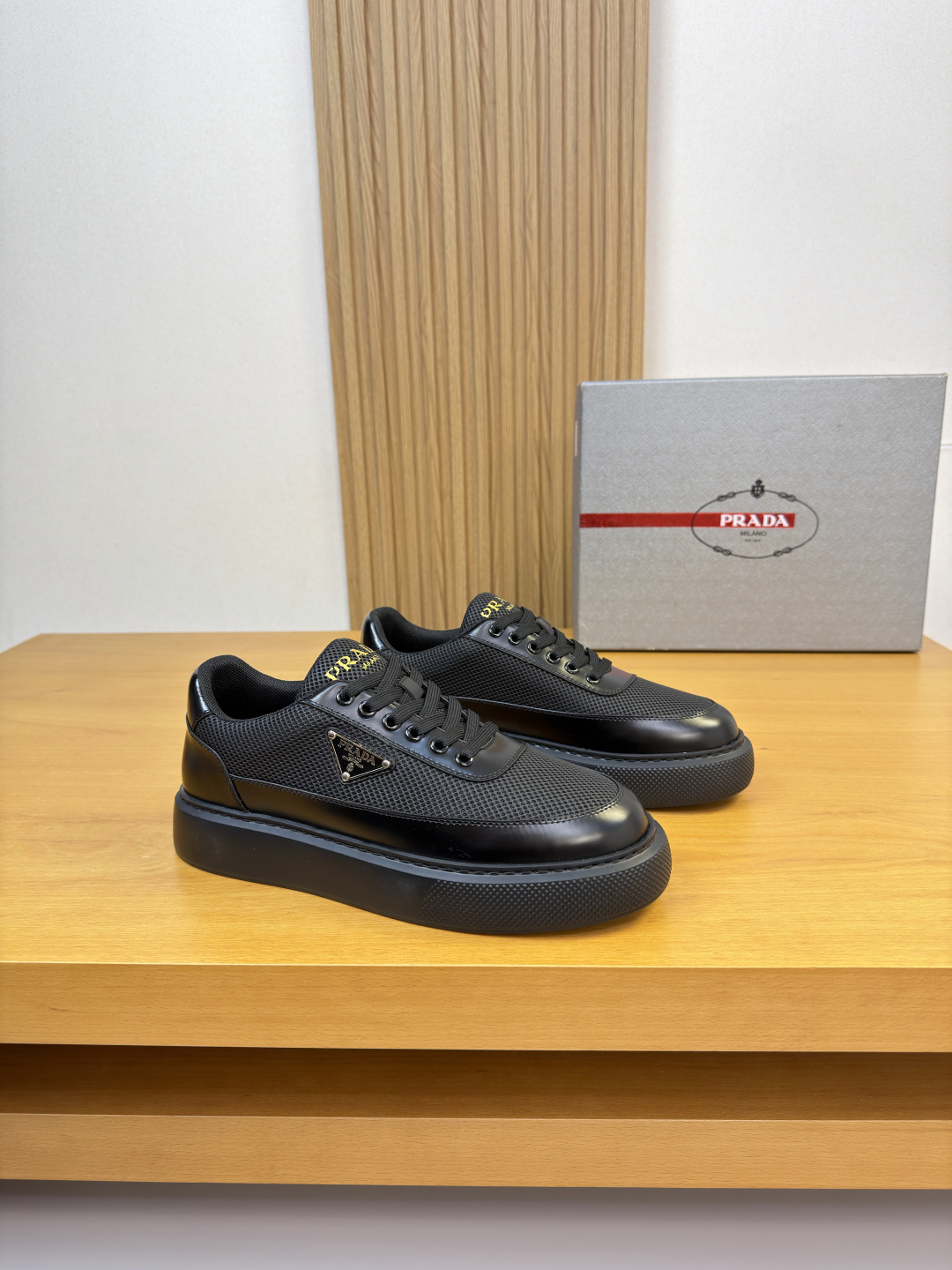 NO:783231,[PRADA] Prada - high-end quality original casual sports shoes - open edge beaded calfskin upper, brand hollow mesh, shoe brand metal fasteners, tongue. Heel. Silk screen high frequency brand logo - brand canvas lining, foot pads; water-dyed cowhide - outsole ultra-light TPU foam; molded outsole - ultra-high quality control, fine workmanship highlighted (high-end, luxury, grade) -Size  38-44 (45, can be customized)·PR1540,,prada,prada,sneakers,cowhide19860909【 PRADA】普拉达  -高端品质 原单·休闲运动鞋 -鞋面开边珠小牛皮、品牌镂空网布匹、鞋身品牌金属扣件、鞋舌.后跟.丝印高周波品牌logo -内里品牌帆布,垫脚；水染牛皮 -大底超轻TPU发泡; 成型大底 -超高品控·做工精细凸显(高端·贵气·档次) -Size 38-44（45,可订做)·PR1540,,prada,prada,sneakers,cowhide,Men's shoes