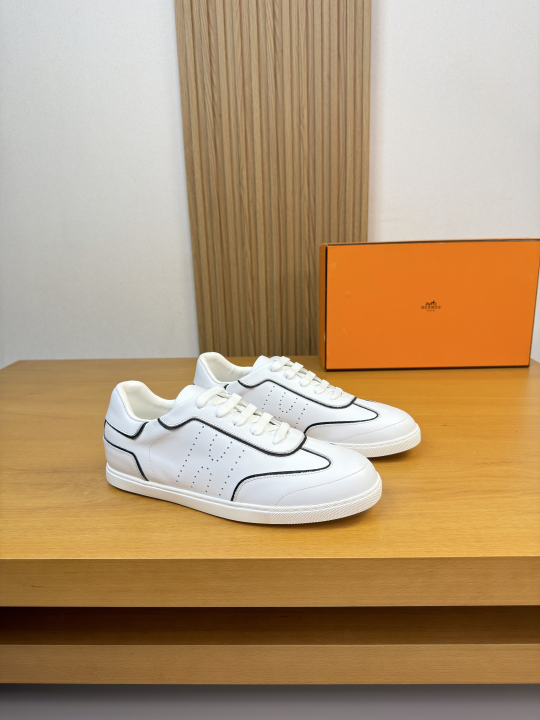 NO:783253,[HERMES] Hermès - High-end quality original casual sports sneakers - Original Nappa calfskin upper, perforated brand 'H' totem on the shoe body, tongue. Silk screen brand logo - Water-dyed cowhide inside - Ultra-light TPR outsole·Rubber molded outsole -Super high quality control·Fine workmanship highlighted (high-end·luxury·grade) -Size  39-44 (38, 45, 46, can be customized)·H0183,,hermes,hermes,cowhide19860909【 HERMES】爱马仕 -高端品质 原单·休闲运动板鞋 -鞋面原版纳帕小牛皮、鞋身打孔品牌’H’图腾、鞋舌.丝印品牌logo -内里水染牛皮 -大底超轻TPR·橡胶成型大底 -超高品控·做工精细凸显(高端·贵气·档次) -Size 39-44（38,45,46,可订做)·H0183,,hermes,hermes,cowhide,Men's shoes