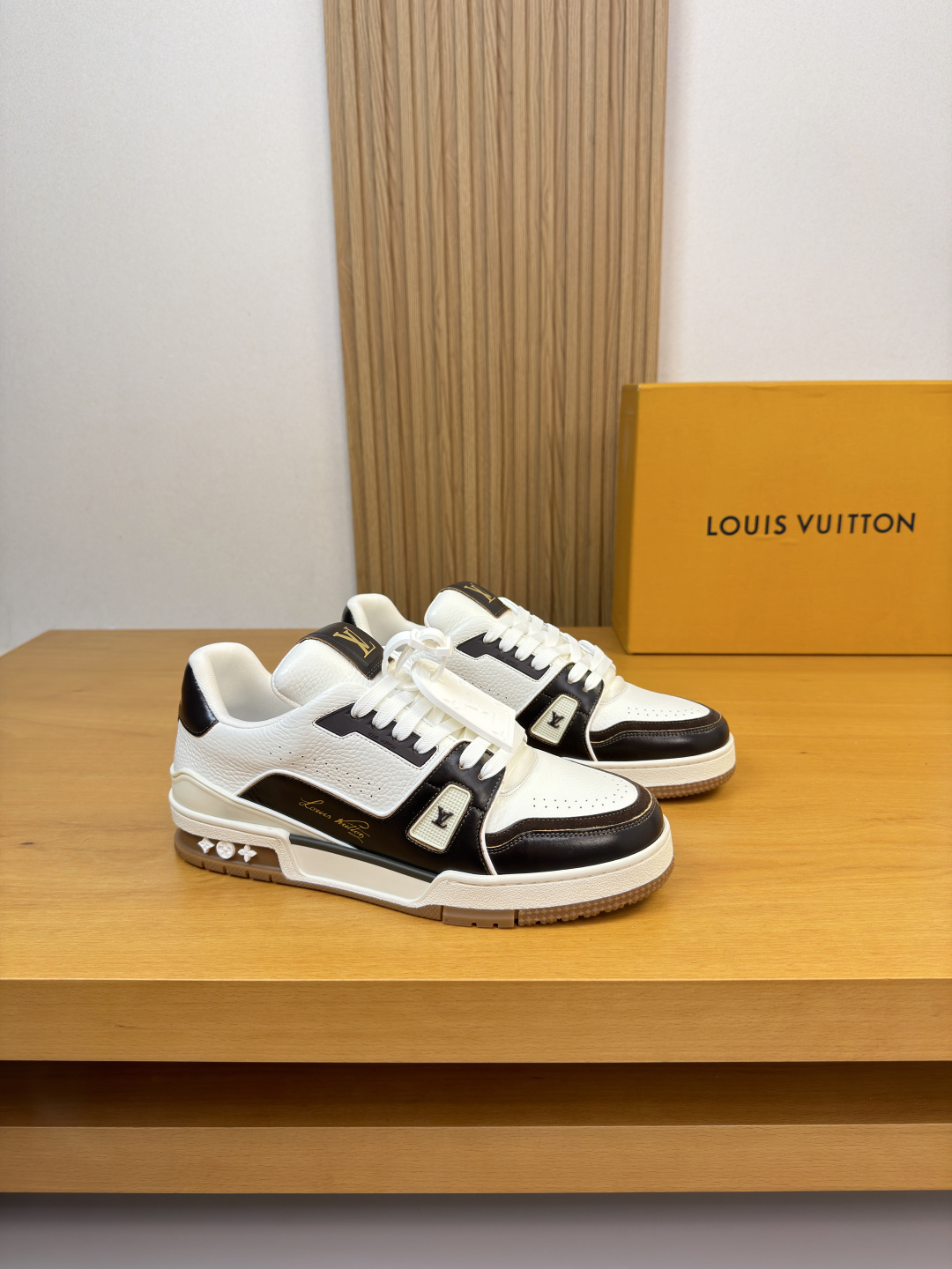 NO:783200,[Louis Vuitton] Louis Vuitton - high-end quality original casual sports shoes - upper pebbled calfskin, Nappa calfskin, sewn brand plastic module, tongue, shoe body, heel. silk screen high frequency brand logo - lining brand canvas - outsole ultra-light original TPR rubber; two-color molded outsole - ultra-high quality control, fine workmanship highlighted (high-end, luxury, grade) -Size  39-44 (38,45, can be customized)·L0125,,louis vuitton,louis vuitton,sneakers,cowhide19860909【Louis Vuitton】路易威登 -高端品质 原单·休闲运动鞋 -鞋面荔纹小牛皮、纳帕小牛皮、车缝品牌塑胶模块、鞋舌.鞋身.后跟.丝印高周波品牌logo -内里品牌帆布 -大底超轻原版TPR橡胶；双色成型大底 -超高品控·做工精细凸显(高端·贵气·档次) -Size 39-44（38,45,可订做)·L0125,,louis vuitton,louis vuitton,sneakers,cowhide,Men's shoes
