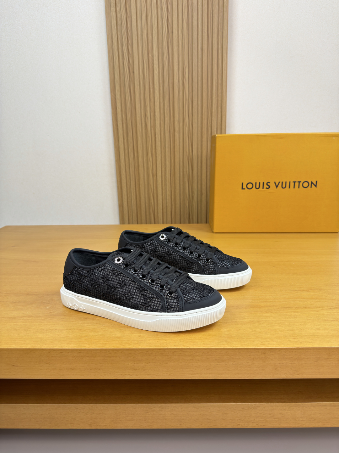 NO:783208,[Louis Vuitton] Louis Vuitton - high-end quality original couple's wear casual sports sneakers - upper Nappa calfskin, brand totem hollow mesh fabric, shoe ear brand logo eyelet buckle, tongue and heel; silk screen brand logo - lining water-dyed cowhide, foot pad; brand canvas - outsole ultra-light TPR rubber; molded outsole - ultra-high quality control, fine workmanship highlighted (high-end, luxury, grade) -Size  Same style for men and women 35-44 (women 34, 40, 41, men 45, 46, can be customized)·L0179,, louis vuitton, louis vuitton, cowhide19860909【Louis Vuitton】路易威登 -高端品质 原单 情侣装 休闲运动板鞋 -鞋面纳帕小牛皮、品牌图腾镂空网布匹、鞋耳品牌logo鸡眼扣、鞋舌.后跟；丝印品牌Logo -内里水染牛皮,垫脚；品牌帆布 -大底超轻TPR·橡胶；成型大底 -超高品控·做工精细凸显(高端·贵气·档次) -Size 男女同款35-44（女34,40,41,男45,46,可订做)·L0179,,louis vuitton,louis vuitton,cowhide,Men's shoes