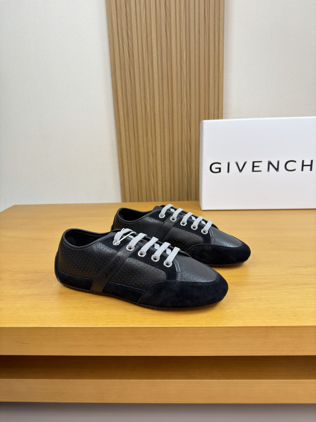 NO:783216,[GIVENCHY] Givenchy - high-end quality original casual sports shoes - upper; original perforated nappa calfskin, suede calfskin, shoe body. Injection-molded brand logo - water-dyed cowhide lining - outsole ultra-light TPR rubber; molded outsole - ultra-high quality control, fine workmanship highlighted (high-end, luxury, grade) -Size  39-44 (38,45, can be customized)·G0137,,givenchy,givenchy,sneakers,cowhide19860909【GIVENCHY】纪梵希 -高端品质 原单·休闲运动鞋 -鞋面；原版打孔纳帕小牛皮、反绒小牛皮、鞋身.注塑品牌logo -内里水染牛皮 -大底超轻TPR·橡胶; 成型大底 -超高品控·做工精细凸显(高端·贵气·档次) -Size 39-44（38,45,可订做)·G0137,,givenchy,givenchy,sneakers,cowhide,Men's shoes