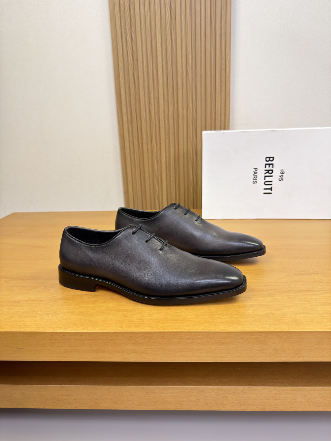 NO:783224,[Berluti] Berluti (Bruti) - High-end quality original order·Formal leather shoes - Imported full-grain calfskin upper. Hand-made color change process, shoe edge piping process - Water-dyed cowhide inside - Ultra-light TPR rubber outsole·genuine leather; combined molded leather outsole -Super high quality control·Fine workmanship highlights (high-end·luxury·grade) -Size  39-44 (38, 45, 46, can be customized)·BLT0155,,cowhide,Leather soles19860909【 Berluti】伯尔鲁帝(布鲁提) -高端品质 原单·正装皮鞋 -鞋面进口全粒面小牛皮.纯手工改色工艺、鞋口车滚边工艺 -内里水染牛皮 -大底超轻TPR橡胶·真皮；组合成型真皮大底 -超高品控·做工精细凸显( 高端·贵气·档次 ) -Size 39-44（38,45,46,可订做)·BLT0155,,cowhide,Leather soles,Men's shoes