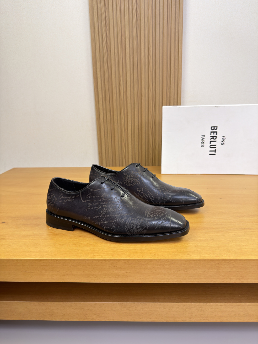 NO:783233,[Berluti] Berluti (Bruti) - High-end quality original order·Formal leather shoes -Upper imported Nappa calfskin. Purely manual color-changing process. Laser brand totem, shoe mouth piping process -Water-dyed cowhide inside -Outsole ultra-light TPR rubber·genuine leather; combined molded leather outsole -Ultra-high quality control·Fine workmanship highlights (high-end·luxury·grade) -Size  39-44 (38, 45, 46, can be customized)·BLT0155,,cowhide,Leather soles19860909【 Berluti】伯尔鲁帝(布鲁提) -高端品质 原单·正装皮鞋 -鞋面进口纳帕小牛皮.纯手工改色工艺.激光品牌图腾、鞋口车滚边工艺 -内里水染牛皮 -大底超轻TPR橡胶·真皮；组合成型真皮大底 -超高品控·做工精细凸显( 高端·贵气·档次 ) -Size 39-44（38,45,46,可订做)·BLT0155,,cowhide,Leather soles,Men's shoes