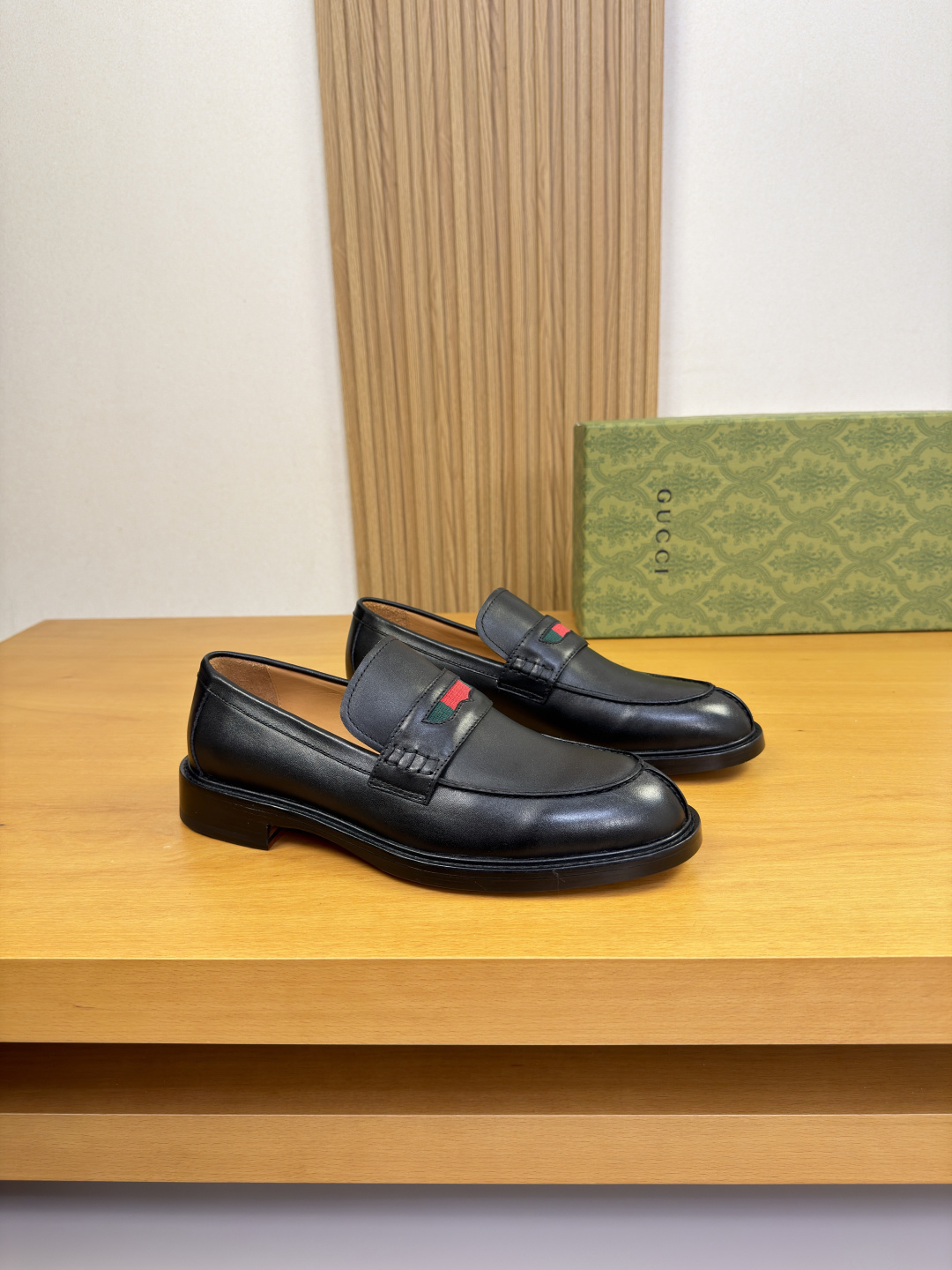 NO:783240,[Gucci] Gucci - High-end quality original and formal leather shoes - Original Nappa calfskin upper, stitching on the outside of the shoe, brand cross-arm decoration - Water-dyed cowhide on the inside - Ultra-light genuine leather and rubber outsole; combined molded leather outsole - Ultra-high quality control, fine workmanship highlighted (high-end, luxury, grade) -Size  39-44 (38,45, can be customized)·0421,,gucci,gucci,cowhide,Leather soles19860909【 Gucci】古驰 -高端品质 原单·正装皮鞋 -鞋面原版纳帕小牛皮、鞋丹外合车缝线、品牌横担装饰 -内里水染牛皮 -大底超轻真皮·橡胶；组合成型真皮大底 -超高品控·做工精细凸显(高端·贵气·档次) -Size 39-44（38,45,可订做)·0421,,gucci,gucci,cowhide,Leather soles,Men's shoes