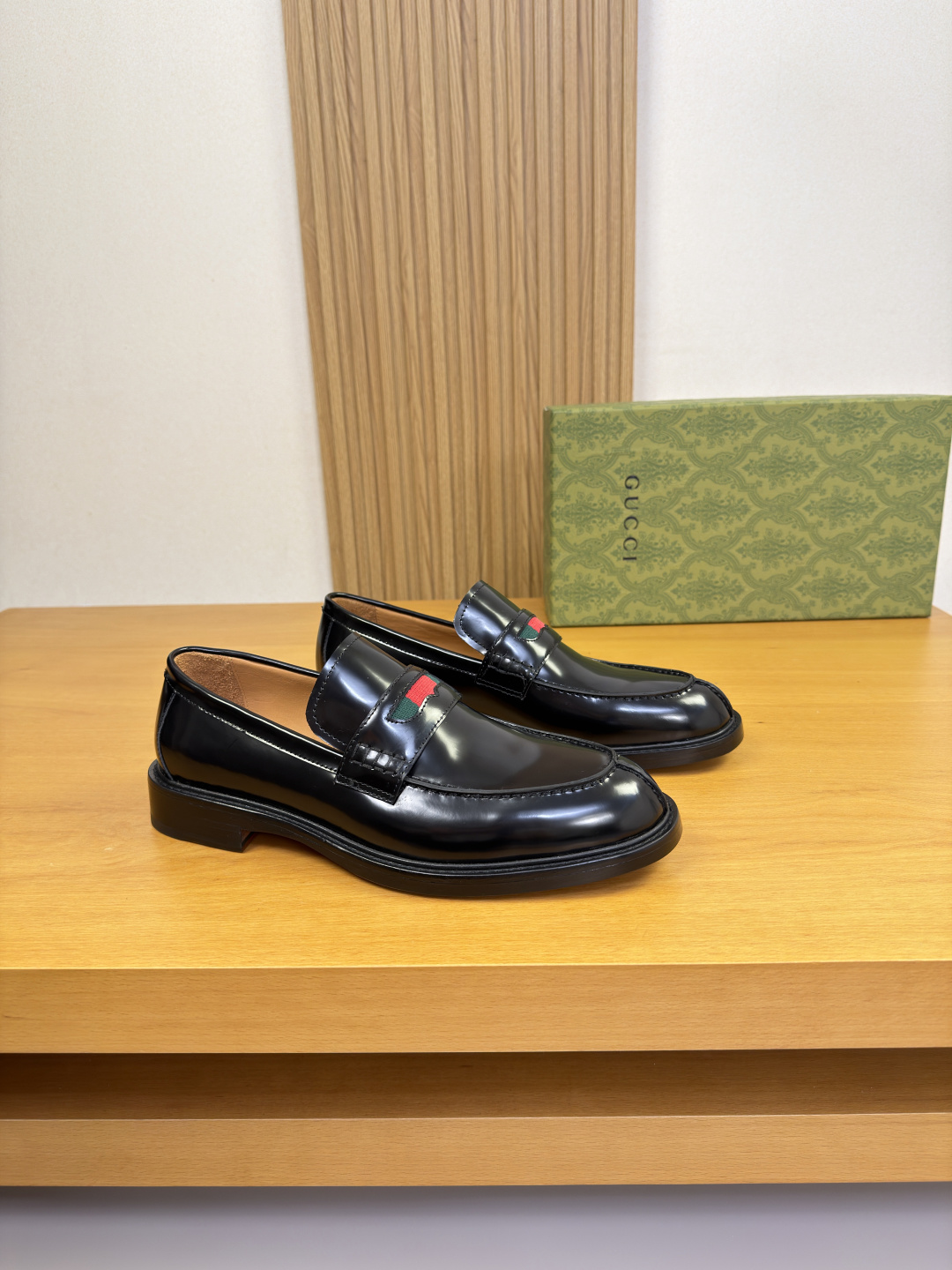 NO:783248,[Gucci] Gucci - High-end quality original order·Formal leather shoes - Original open-edge beaded calf leather on the upper, stitching on the outside of the shoe tab, brand cross-arm decoration - Water-dyed cow leather on the inside - Ultra-light leather and rubber outsole; combined molded leather outsole - Ultra-high quality control, fine workmanship highlighted (high-end, luxury, grade) -Size  39-44 (38,45, can be customized)·0421,,gucci,gucci,cowhide,Leather soles19860909【 Gucci】古驰 -高端品质 原单·正装皮鞋 -鞋面原版开边珠小牛皮、鞋丹外合车缝线、品牌横担装饰 -内里水染牛皮 -大底超轻真皮·橡胶；组合成型真皮大底 -超高品控·做工精细凸显(高端·贵气·档次) -Size 39-44（38,45,可订做)·0421,,gucci,gucci,cowhide,Leather soles,Men's shoes