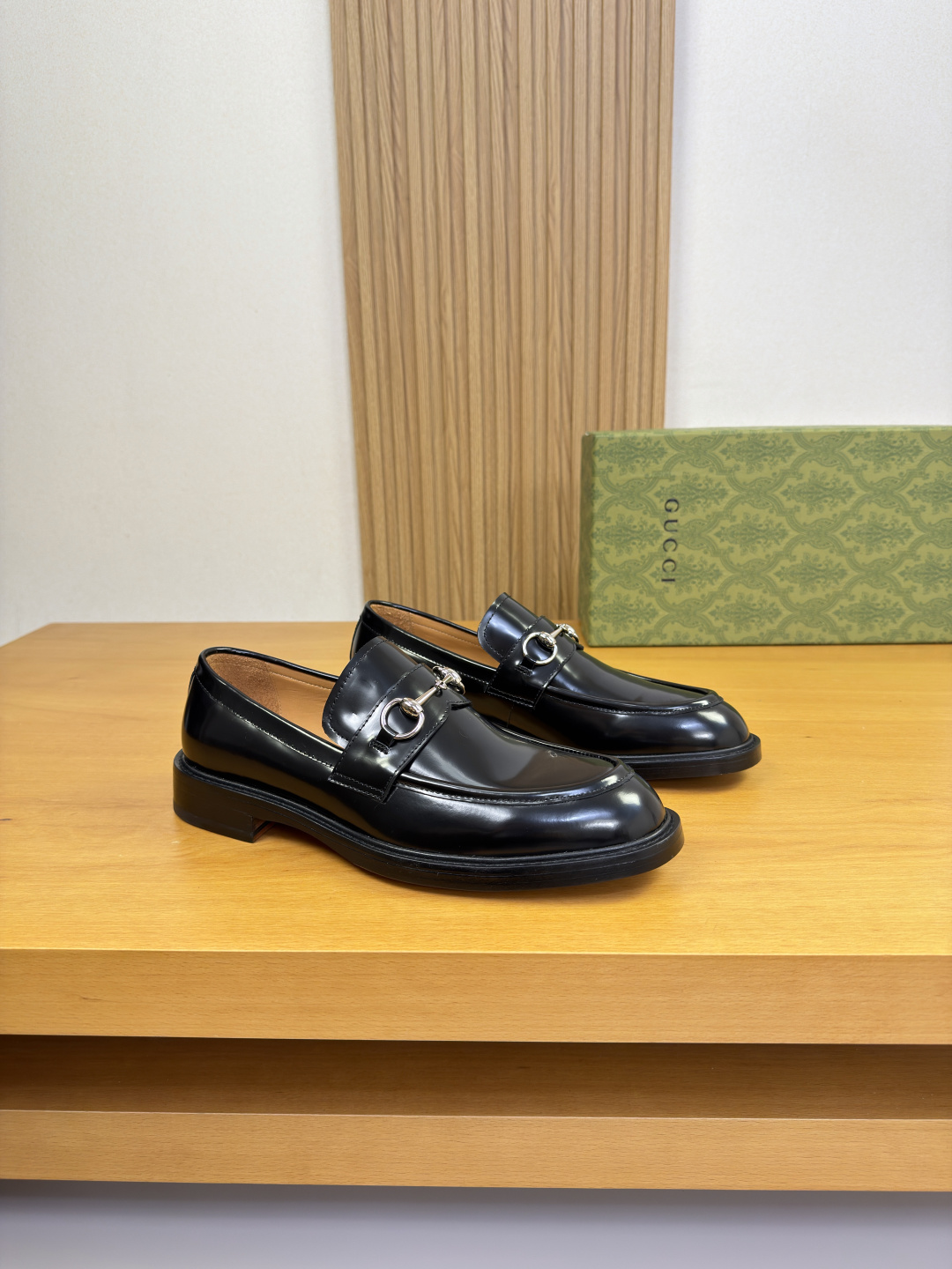 NO:783254,[Gucci] Gucci - High-end quality original order·Formal leather shoes - Original Nappa calfskin upper, anti-hidden stitching technology on the shoe, brand metal fastener cross-arm decoration - Water-dyed cowhide inside - Ultra-light leather and rubber outsole; combined molded leather outsole - Ultra-high quality control, fine workmanship highlighted (high-end, luxury, grade) -Size  39-44 (38,45, can be customized)·0421,,gucci,gucci,cowhide,Leather soles19860909【 Gucci】古驰 -高端品质 原单·正装皮鞋 -鞋面原版纳帕小牛皮、鞋丹车反暗线工艺、品牌金属扣件横担装饰 -内里水染牛皮 -大底超轻真皮·橡胶；组合成型真皮大底 -超高品控·做工精细凸显(高端·贵气·档次) -Size 39-44（38,45,可订做)·0421,,gucci,gucci,cowhide,Leather soles,Men's shoes