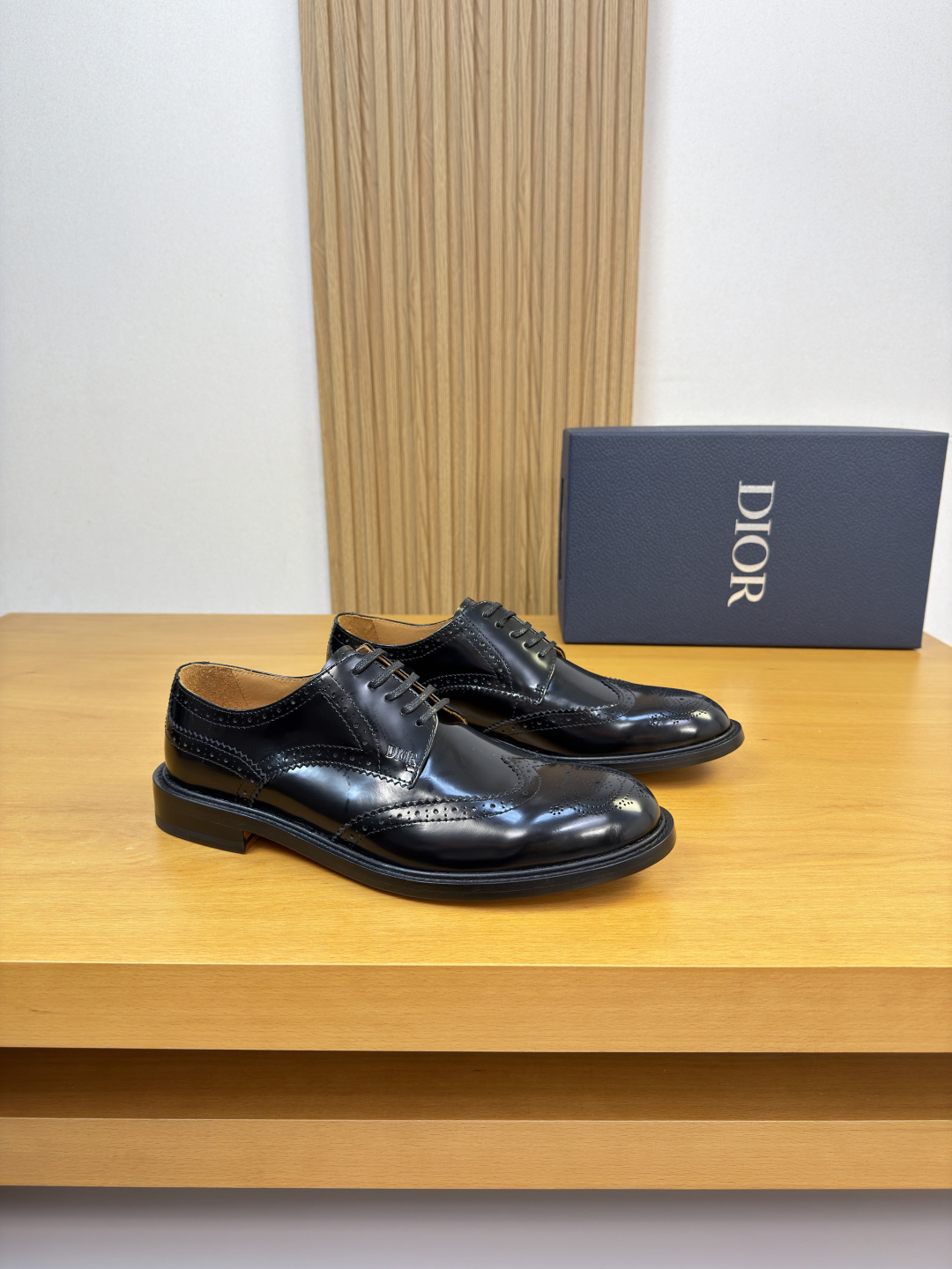 NO:783273,[Dior] Dior - High-end quality original and formal leather shoes - Original open-edge beaded calf leather on the upper, pure hand-punching technology, perfect splicing - Water-dyed cow leather on the inside - Ultra-light genuine leather and rubber outsole; combined molded leather outsole - Ultra-high quality control, fine workmanship highlighted (high-end, luxury, grade) -Size  39-44 (38,45, can be customized)·0421,,dior,dior,cowhide,Leather soles19860909【 Dior】迪奥 -高端品质 原单·正装皮鞋 -鞋面原版开边珠小牛皮、纯手工打孔工艺、完美拼接 -内里水染牛皮 -大底超轻真皮·橡胶；组合成型真皮大底 -超高品控·做工精细凸显(高端·贵气·档次) -Size 39-44（38,45,可订做)·0421,,dior,dior,cowhide,Leather soles,Men's shoes