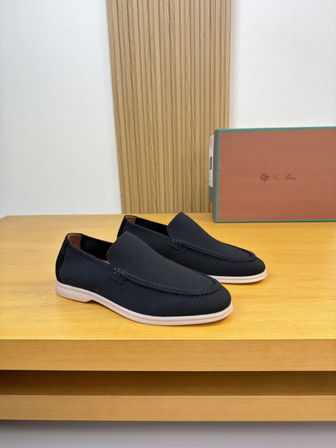 NO:783280,[Loro piana] LP Nuoyou Piana - high-end quality original single slip-on casual sports shoes - original suede calfskin upper, original fly weave (knitted) cloth, shoe leather, outer stitching, air pressure brand logo on the heel - inner padding; water-dyed cowhide - outsole ultra-light TPR rubber; molded outsole - ultra-high quality control and fine workmanship (high-end, luxury, grade) -Size  39-44 (38, 45, 46, can be customized)·0122,,loro piana,loro piana,sneakers,cowhide19860909【Loro piana】LP诺悠翩雅  -高端品质 原单·休闲运动鞋一脚蹬 -鞋面原版反绒小牛皮、原版飞织（针织）布匹、鞋丹.外合车缝线、后跟空压品牌logo -内里垫脚；水染牛皮 -大底超轻TPR·橡胶；成型大底 -超高品控·做工精细凸显(高端·贵气·档次) -Size 39-44（38,45,46,可订做)·0122,,loro piana,loro piana,sneakers,cowhide,Men's shoes