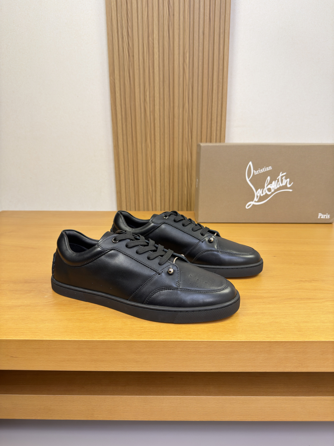 NO:783789,'Christian Louboutin' CL Christiane - high-end quality original casual sports sneakers - original Nappa calfskin upper, hand-stitched mark thread on the heel, branded metal fastener decoration - water-dyed cowhide inside - ultra-light TPR rubber outsole; two-color molded outsole - ultra-high quality control, fine workmanship (high-end, luxury, grade) -Size  39-44 (38, 45, 46, can be customized)·01462,,cowhide19860909《Christian Louboutin》CL克里斯提 -高端品质 原单·休闲运动板鞋 -鞋面原版纳帕小牛皮、后跟手工串缝马克线、品牌金属扣件装饰 -内里水染牛皮 -大底超轻TPR·橡胶；双色成型大底 -超高品控·做工精细凸显(高端·贵气·档次) -Size 39-44（38,45,46,可订做)·01462,,cowhide,Men's shoes